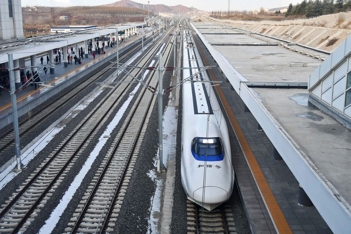 Un tren de alta velocidad chino esperando en el andén de una estación
