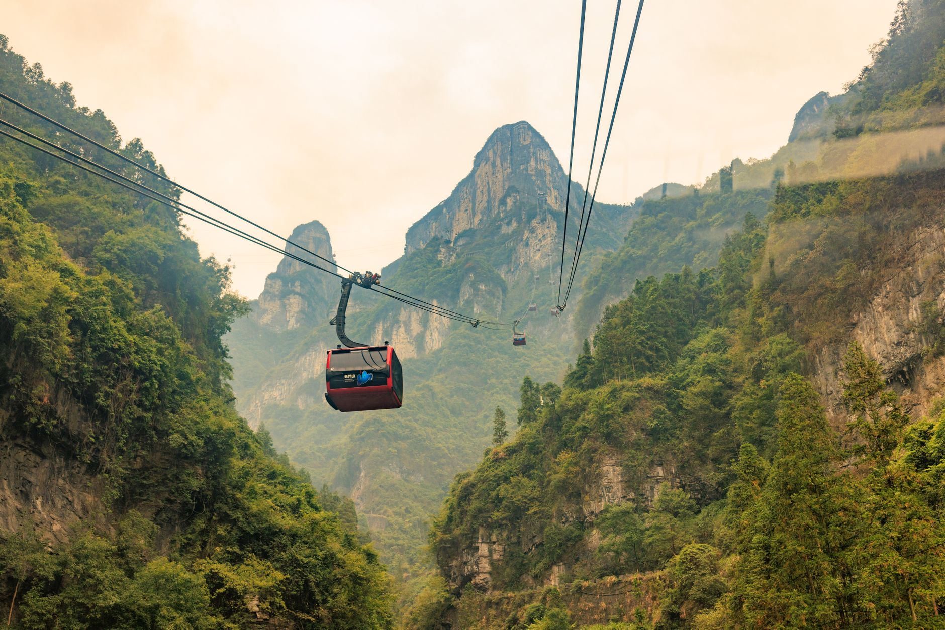 Teleférico subiendo la Montaña Tianmen sobre la ciudad