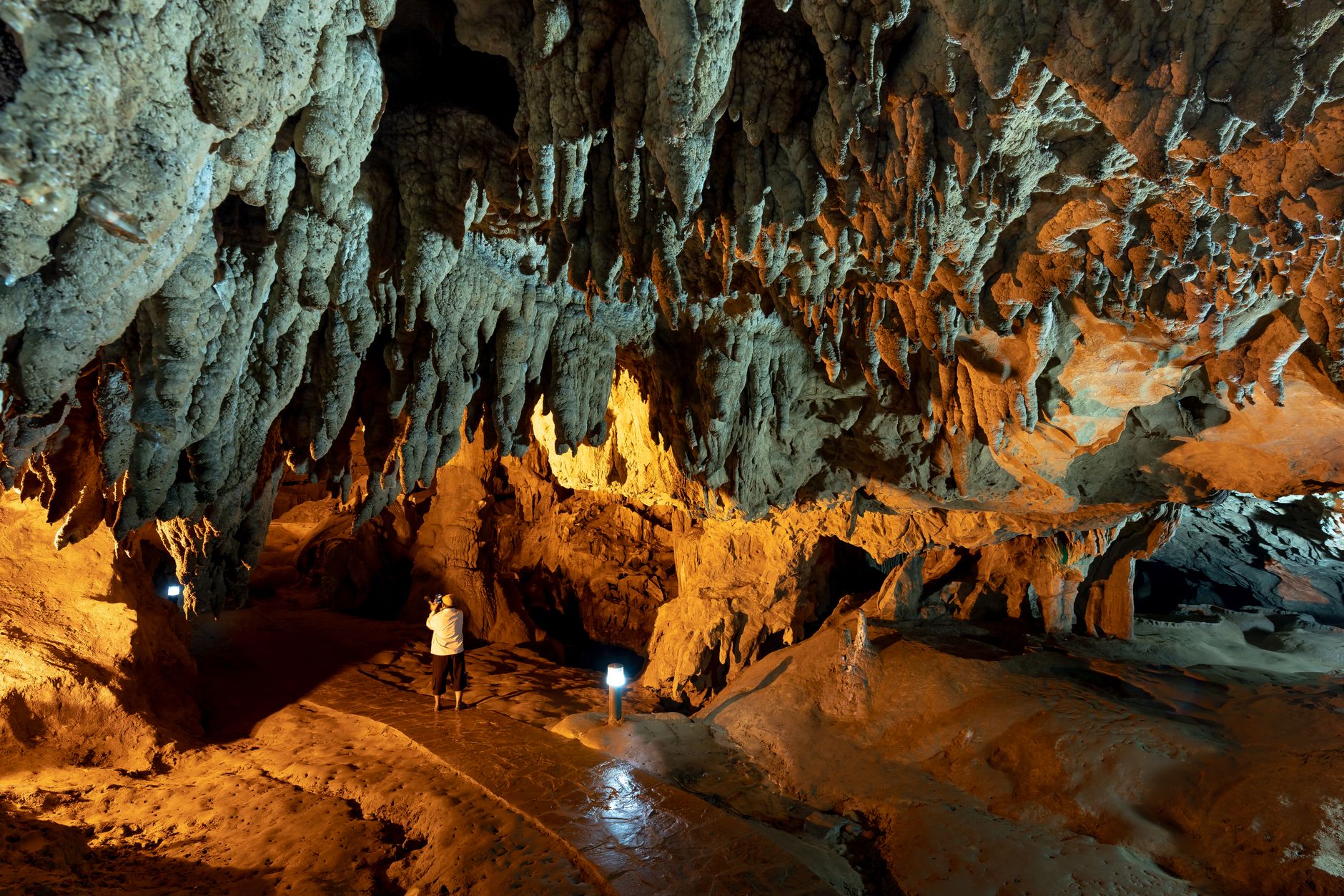 Estalactitas y estalagmitas a lo largo del sendero de la cueva