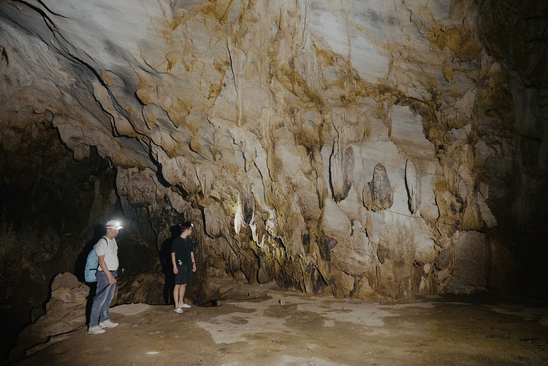 Paso de la barca por el río dentro de la caverna