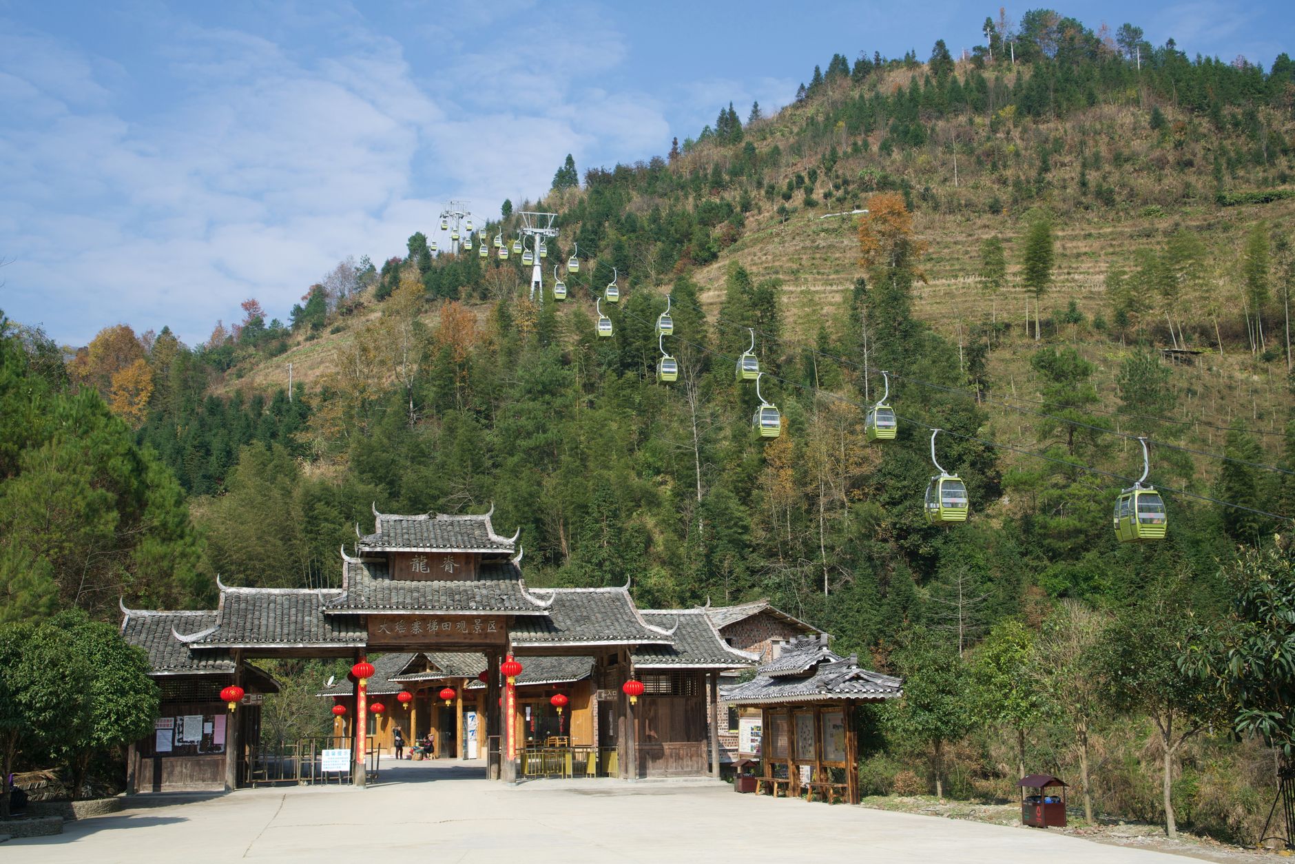 Templo y línea de teleférico cerca de la cima de Tianmen