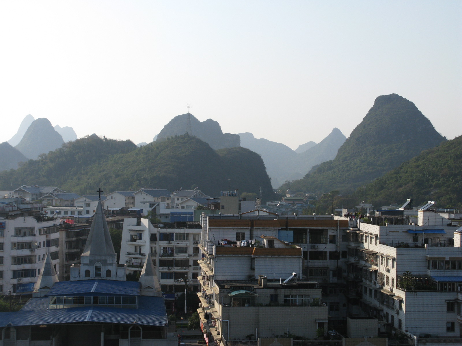 Panorámica de los picos kársticos de Guilin desde la cima del Pico de la Belleza Solitaria