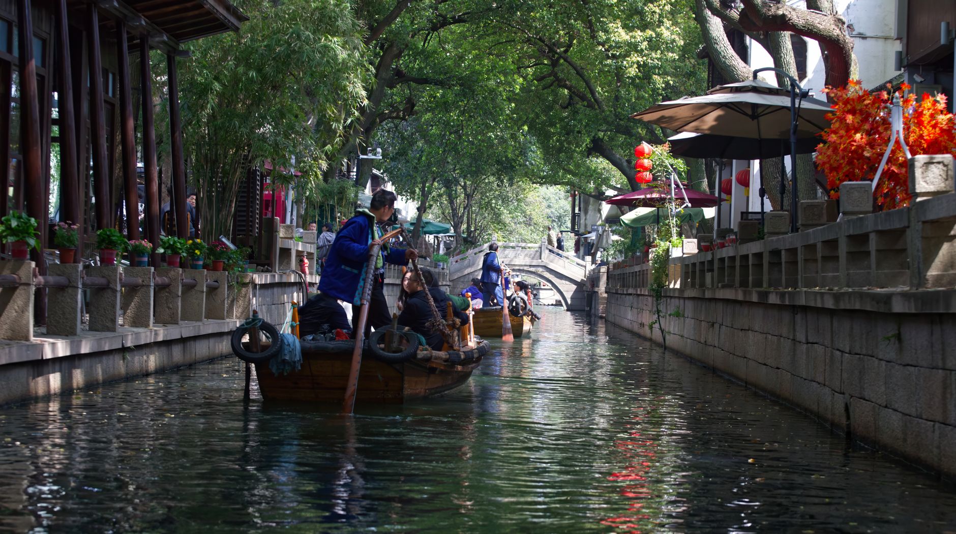 Barca deslizándose por el estrecho canal