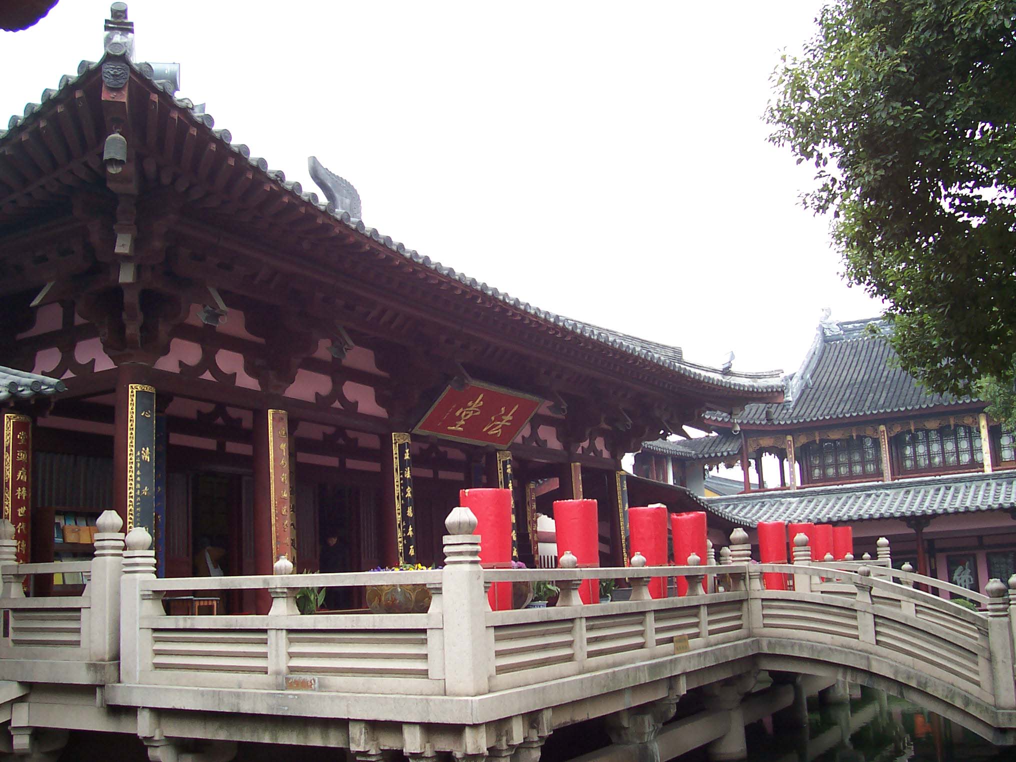 Salones y puente en arco del Templo Hanshan