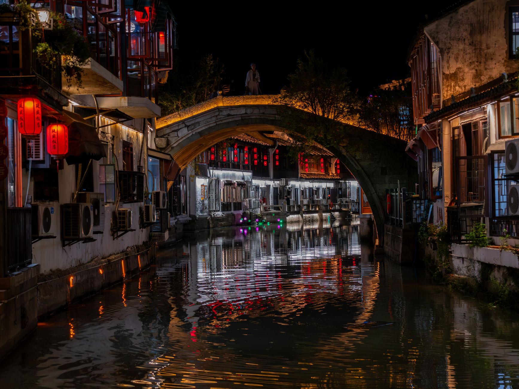 Canal de Shantang iluminado con farolillos de noche