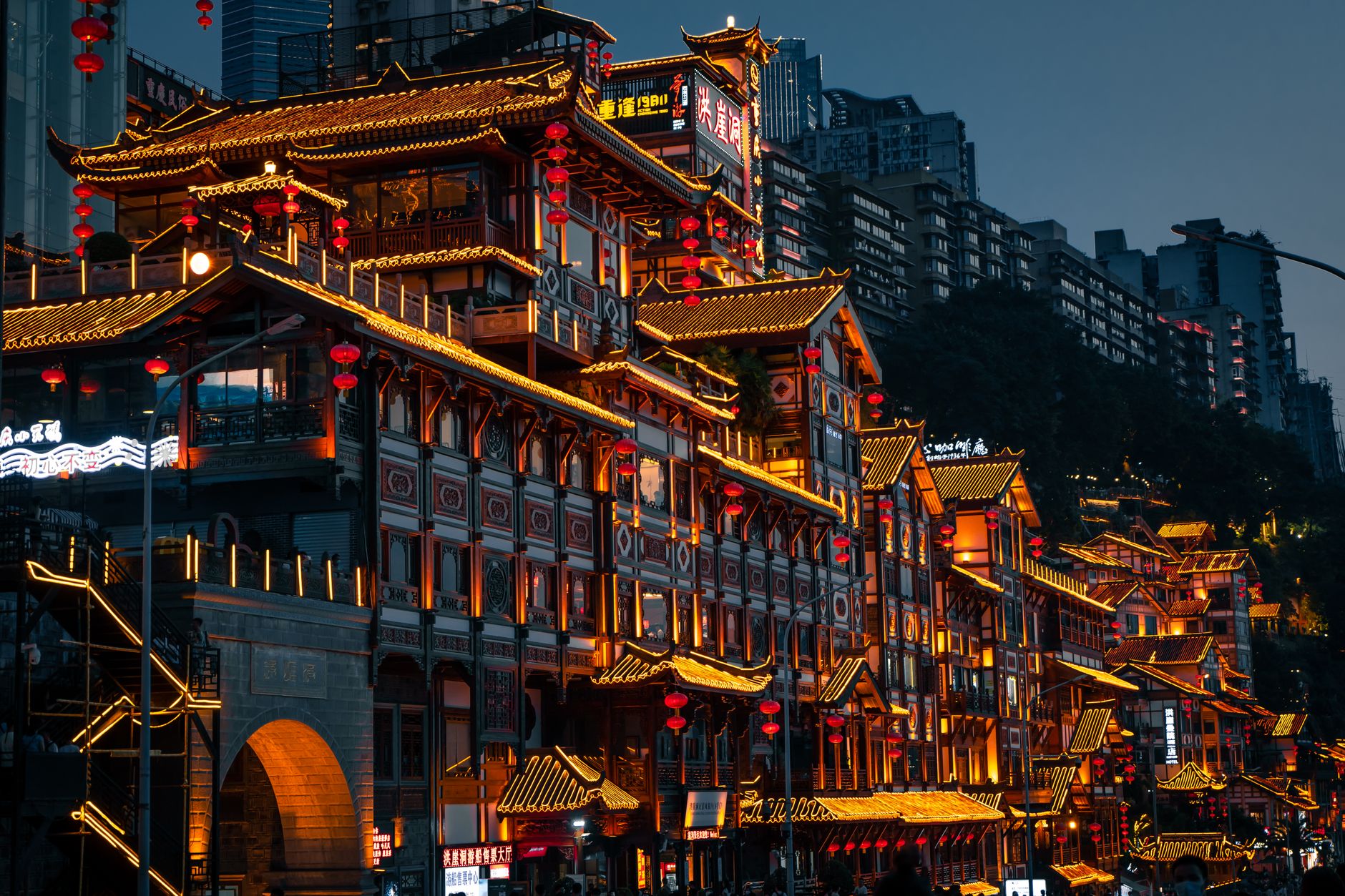 Callejones iluminados con farolillos de Ciqikou de noche