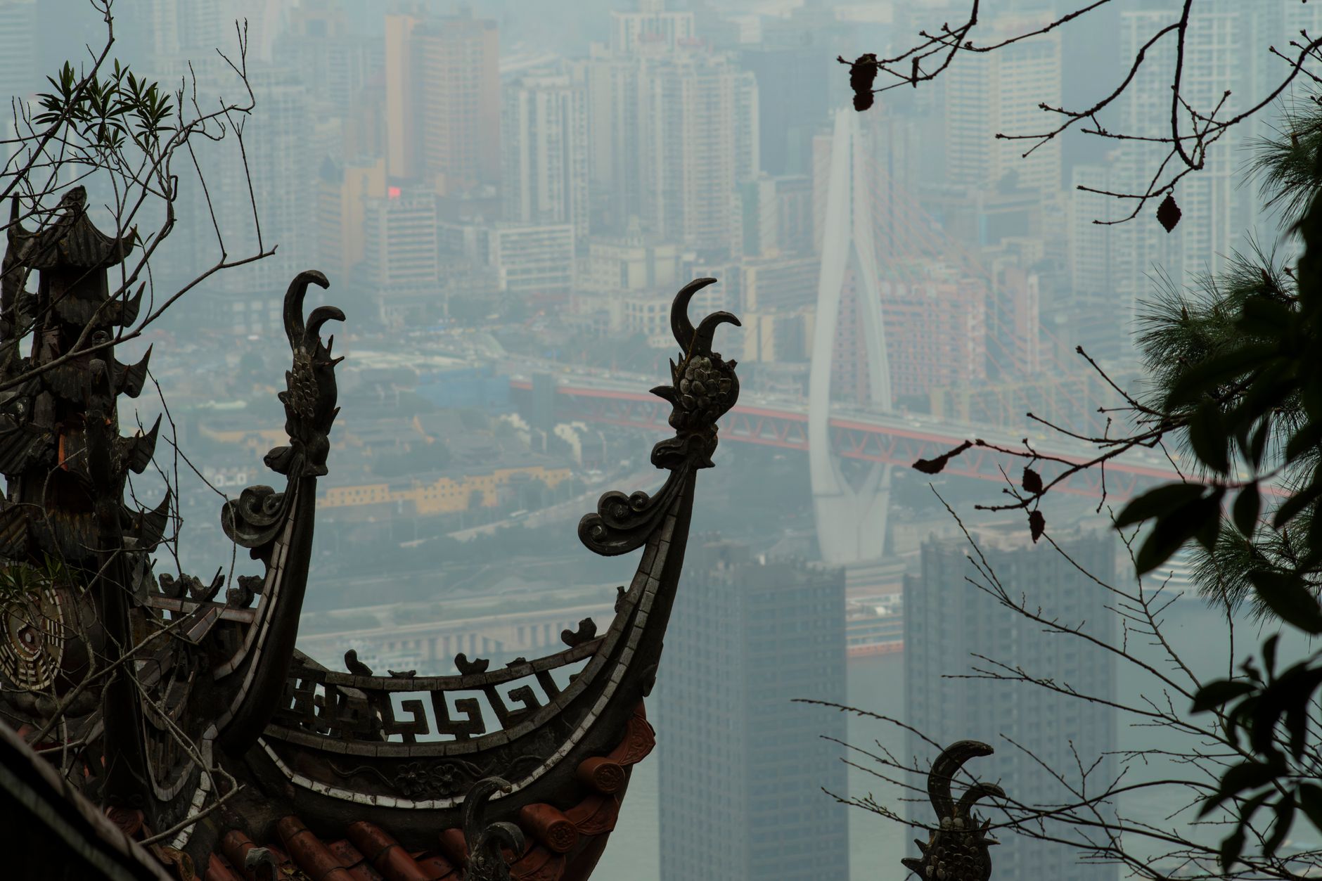 Aleros del templo enmarcando el horizonte de Chongqing en Ciqikou