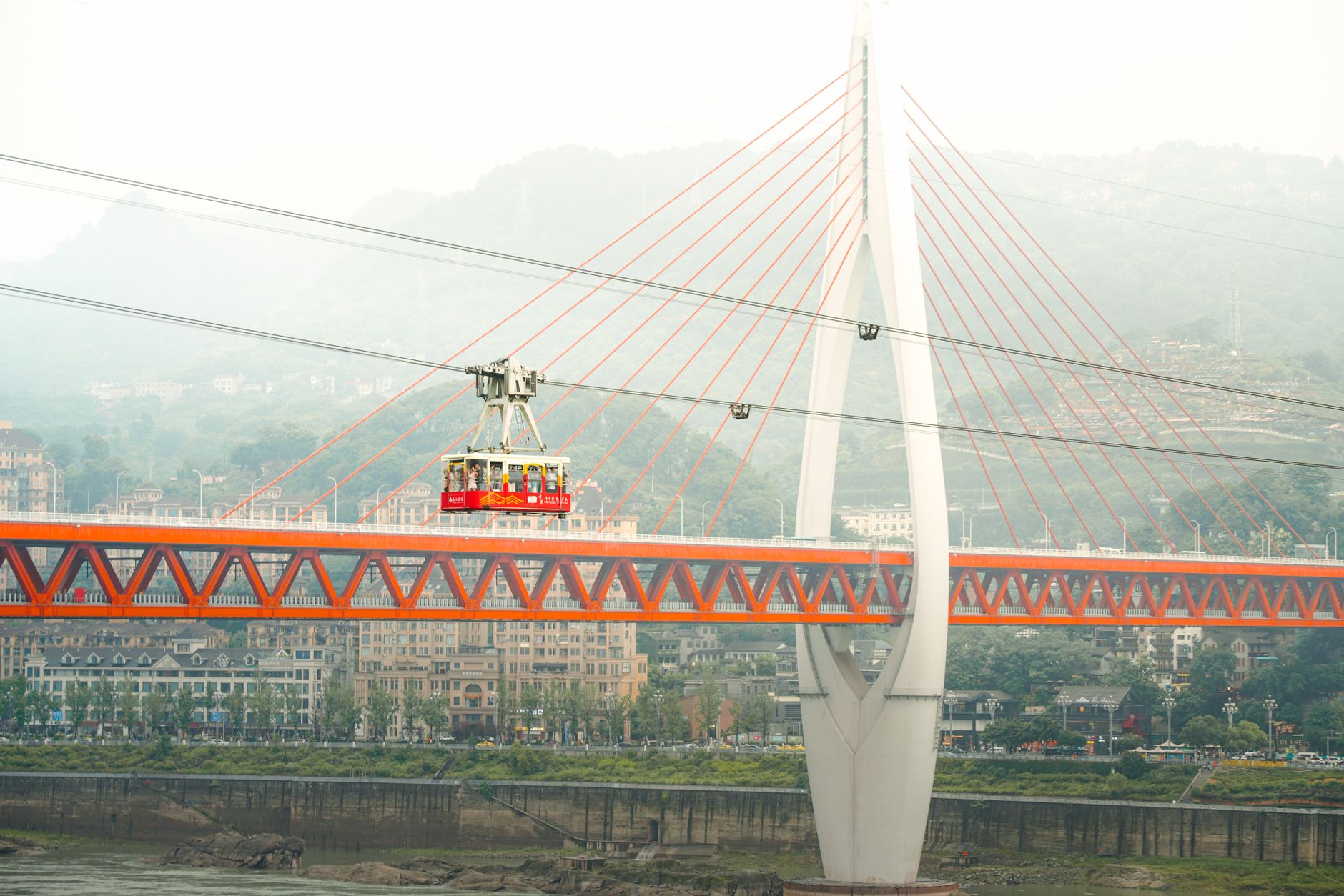 Una cabina roja del Teleférico del Yangtsé cruzando el río