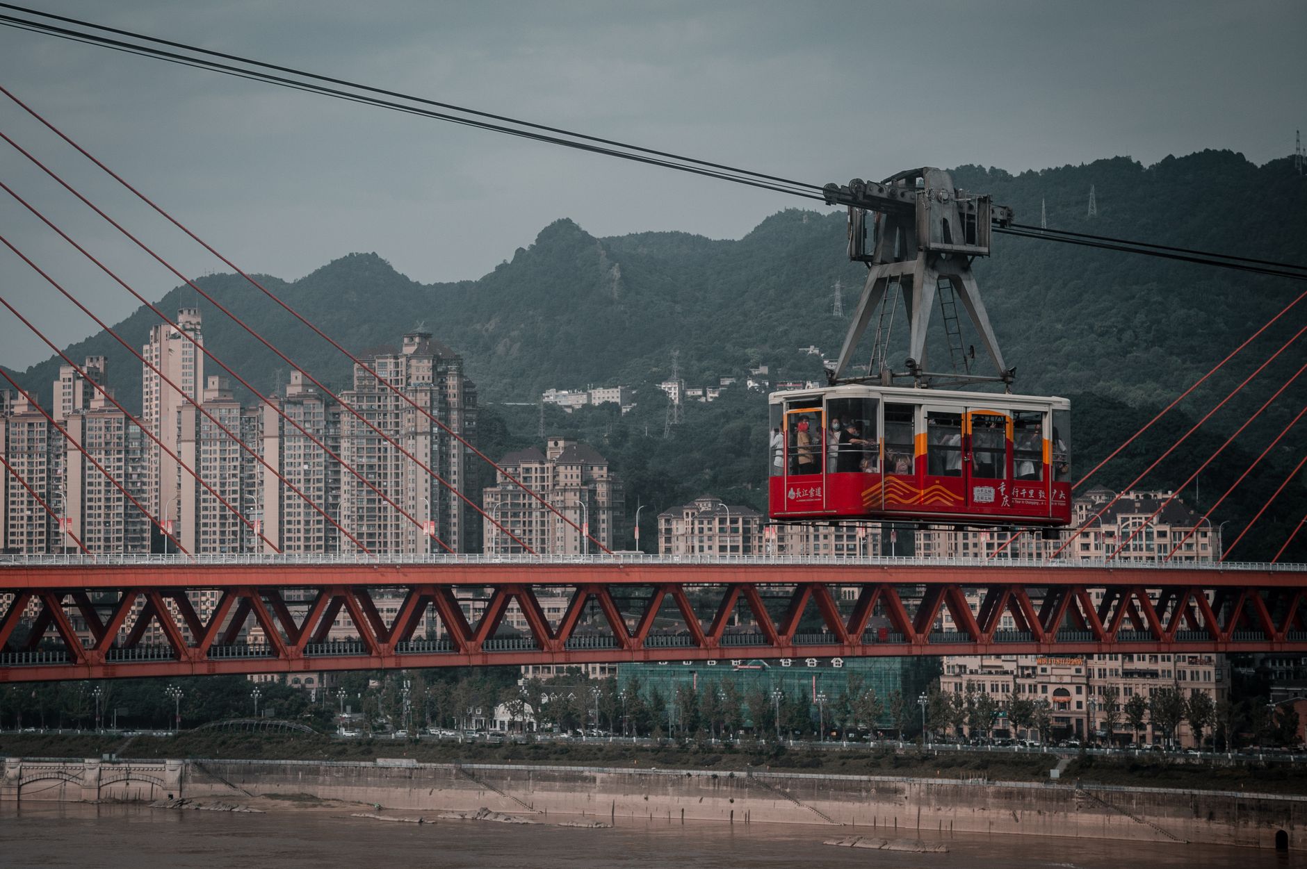 Cabina del teleférico deslizándose sobre el horizonte de Chongqing