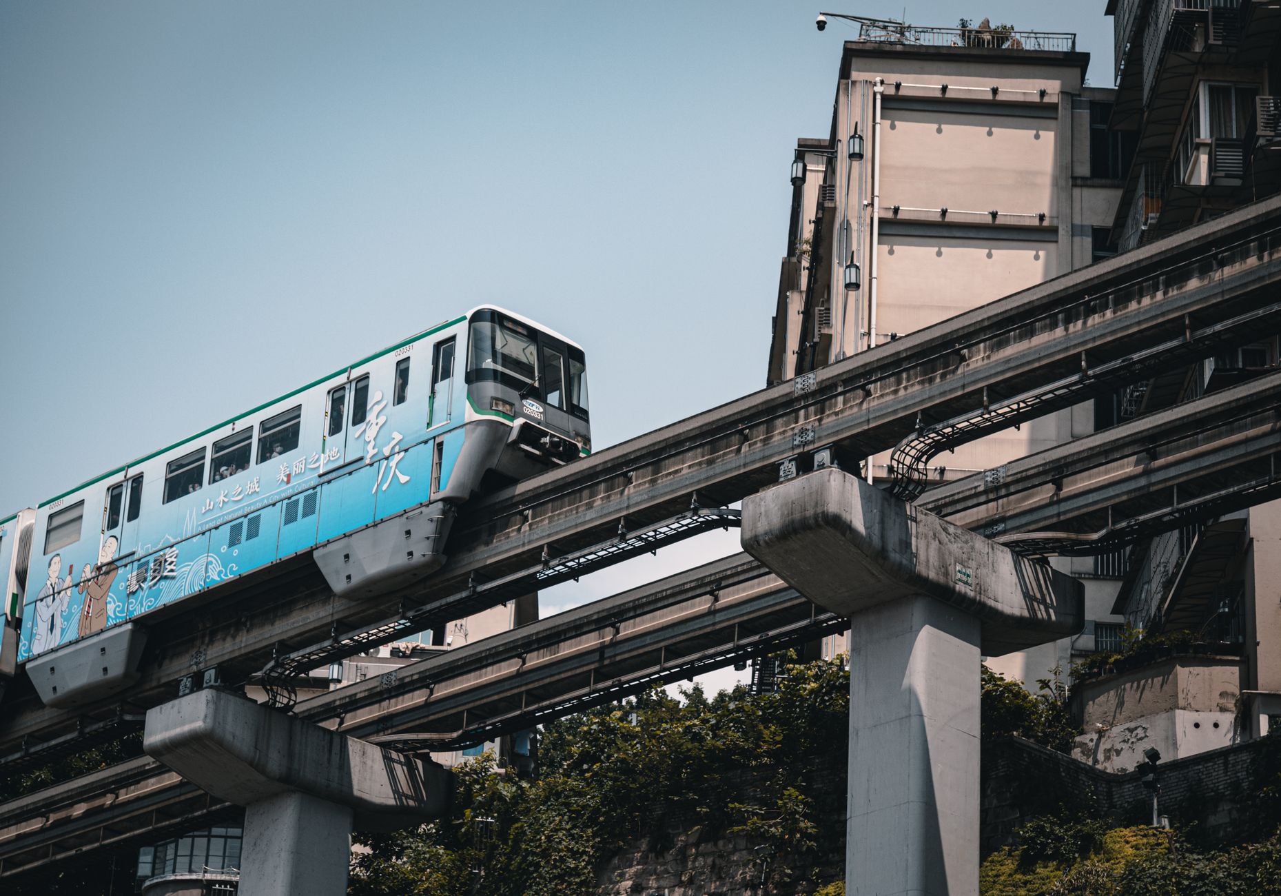 Monorraíl de Chongqing con librea azul sobre una vía elevada
