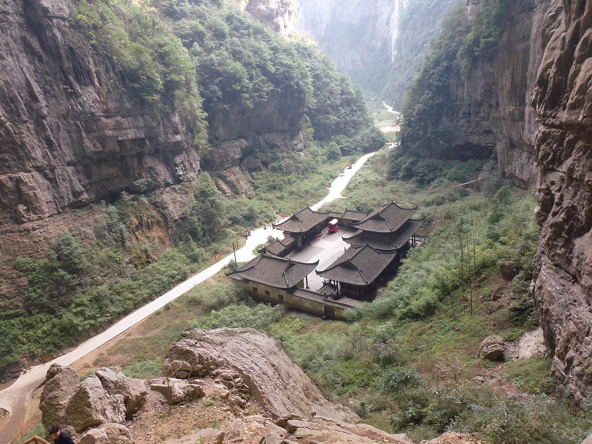 El cañón kárstico de los Tres Puentes Naturales en Wulong