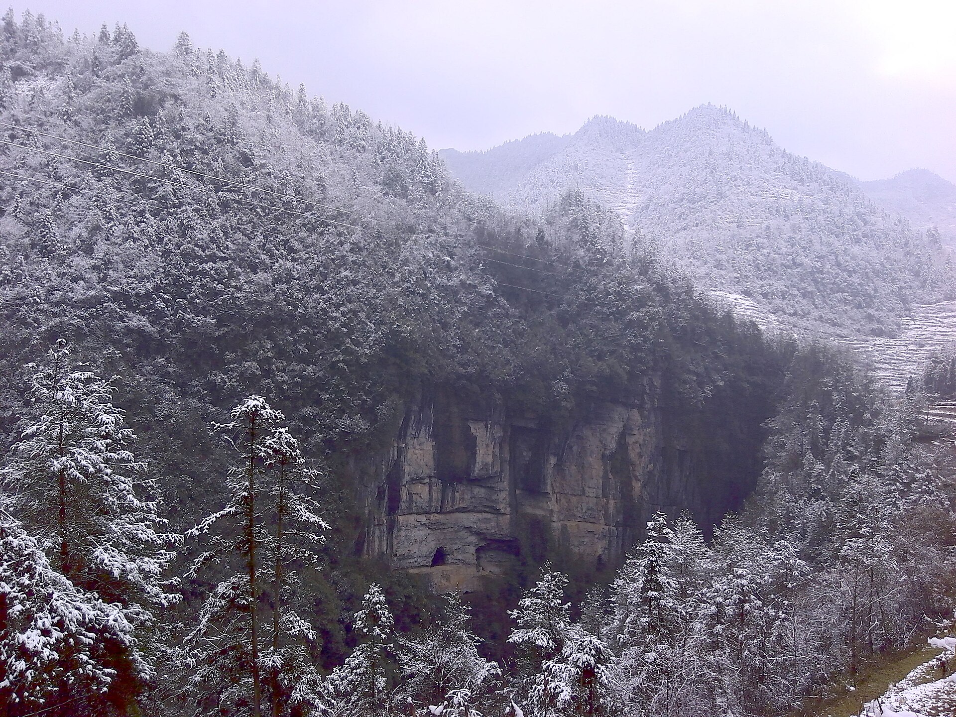 Paisaje kárstico cubierto de nieve en Wulong
