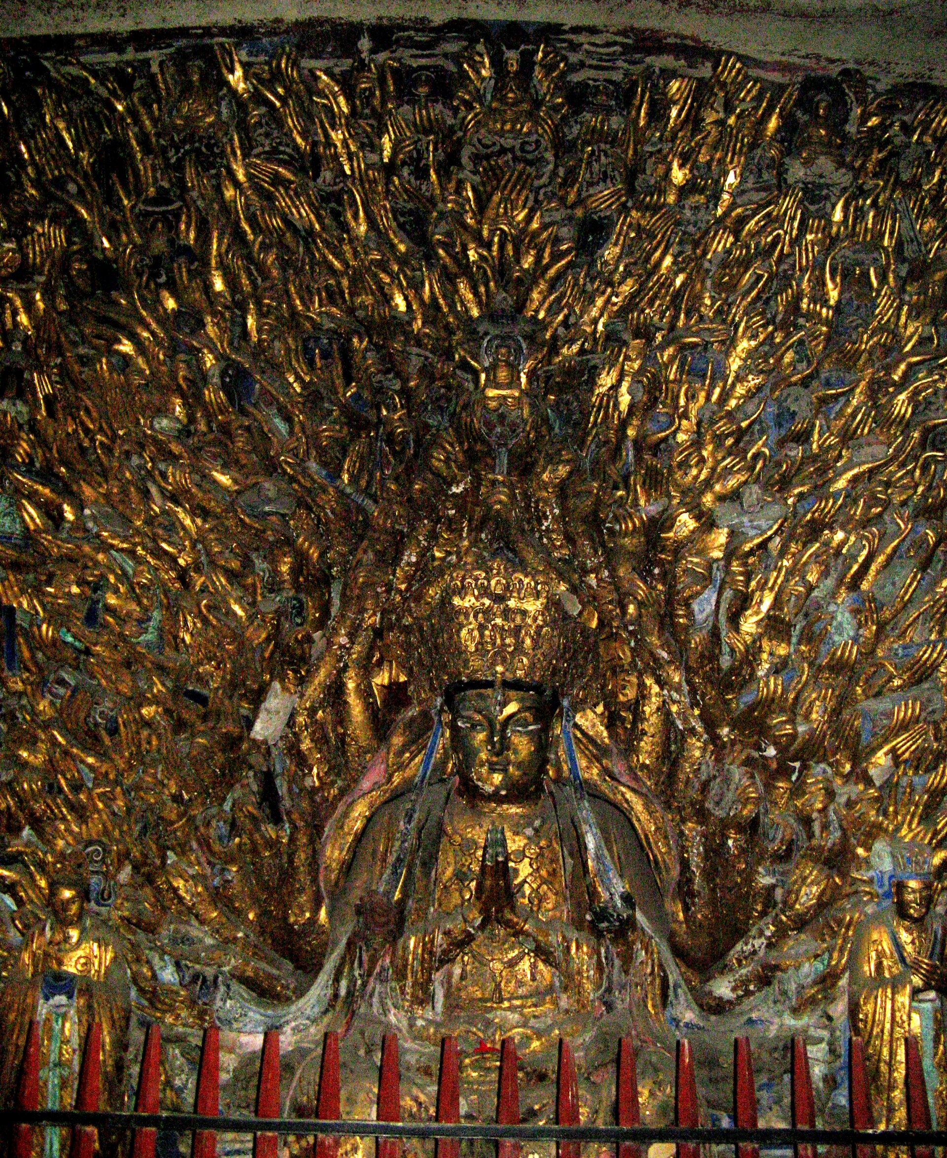 La Guanyin de Mil Manos dorada en Dazu