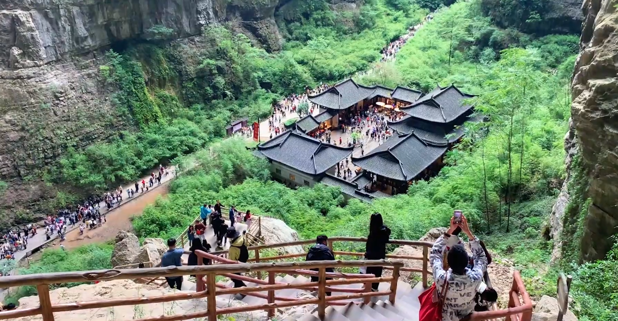 Los arcos de piedra naturales y la dolina en Wulong
