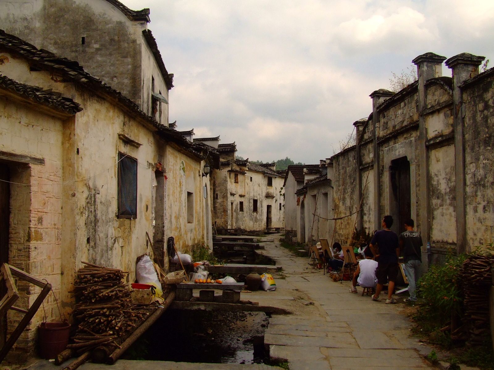 Antiguo callejón de casas Huizhou desgastadas en Xidi
