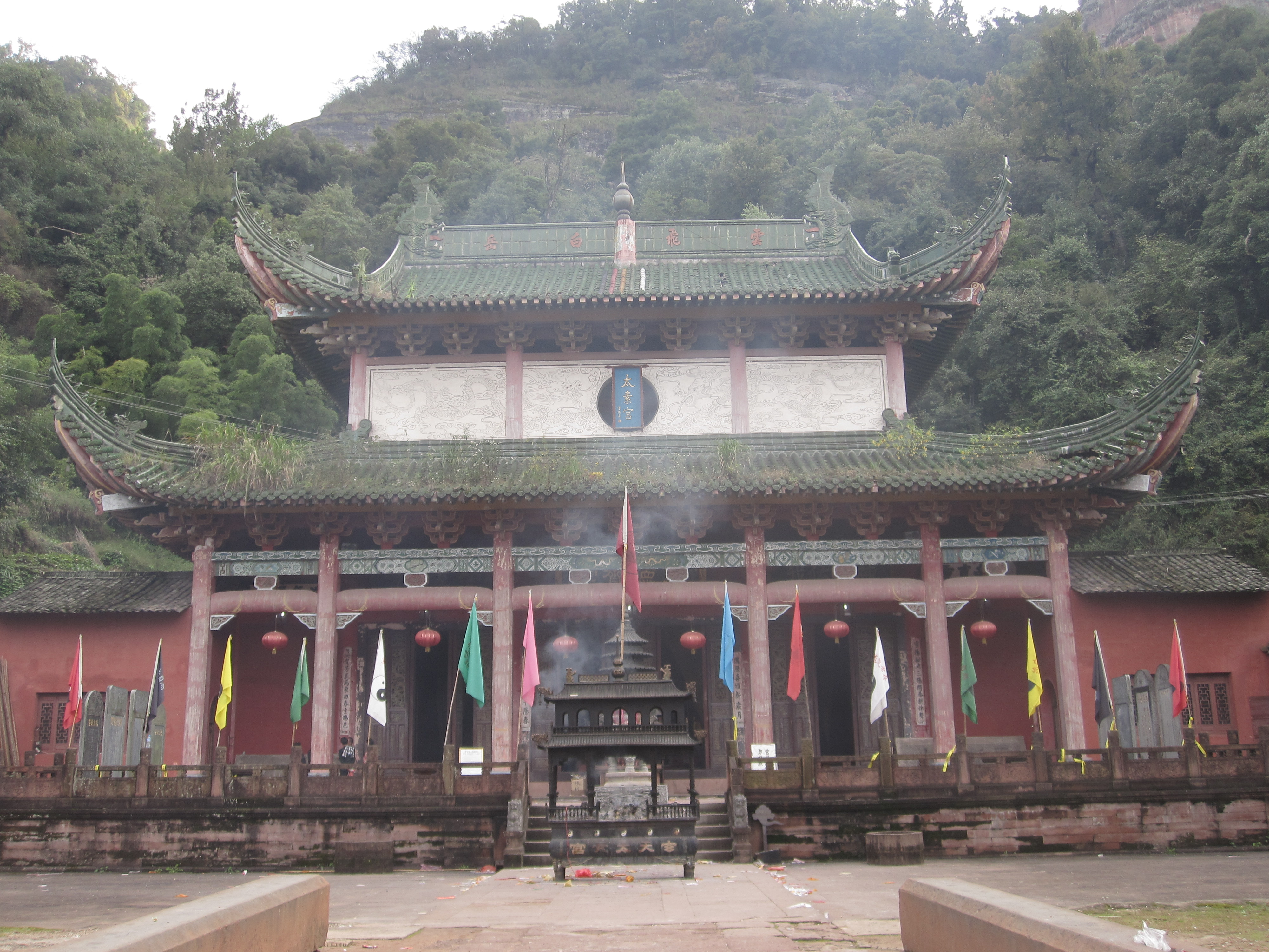 Un salón de templo taoísta al pie de la montaña Qiyun