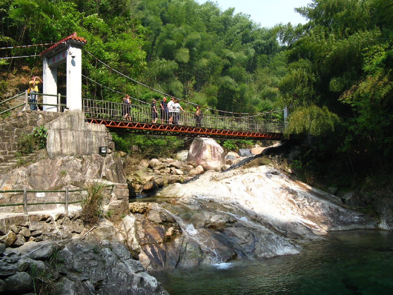 Puente colgante sobre las pozas claras del Valle Esmeralda