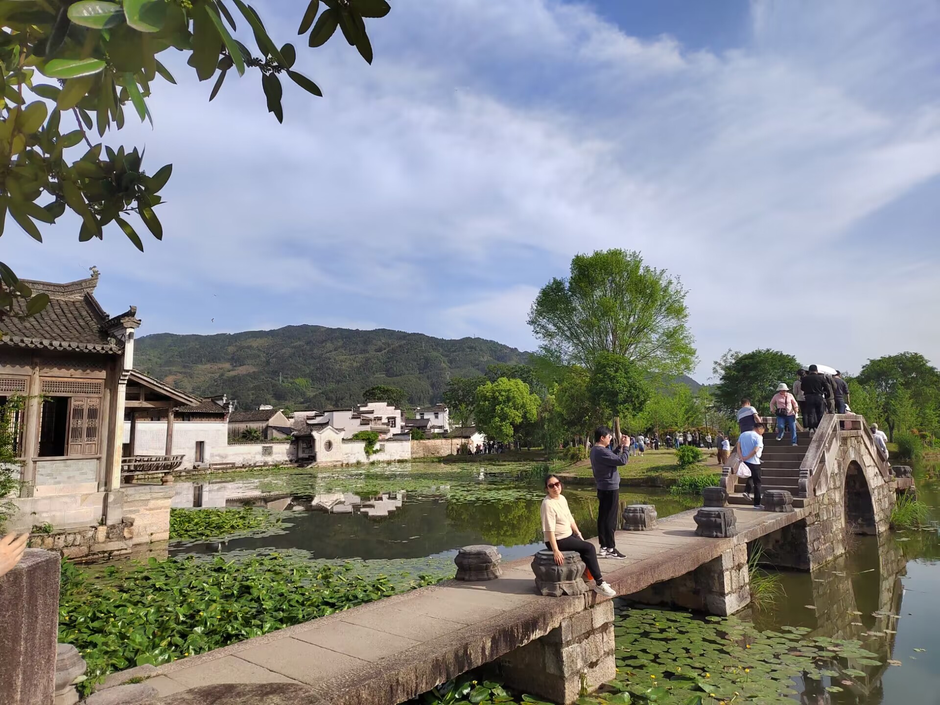 Estanque, puente y casas Huizhou de Chengkan bajo las colinas