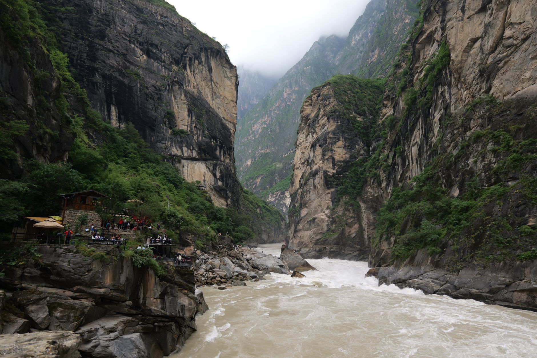 Acantilados y el bravo río Jinsha en la Garganta del Salto del Tigre