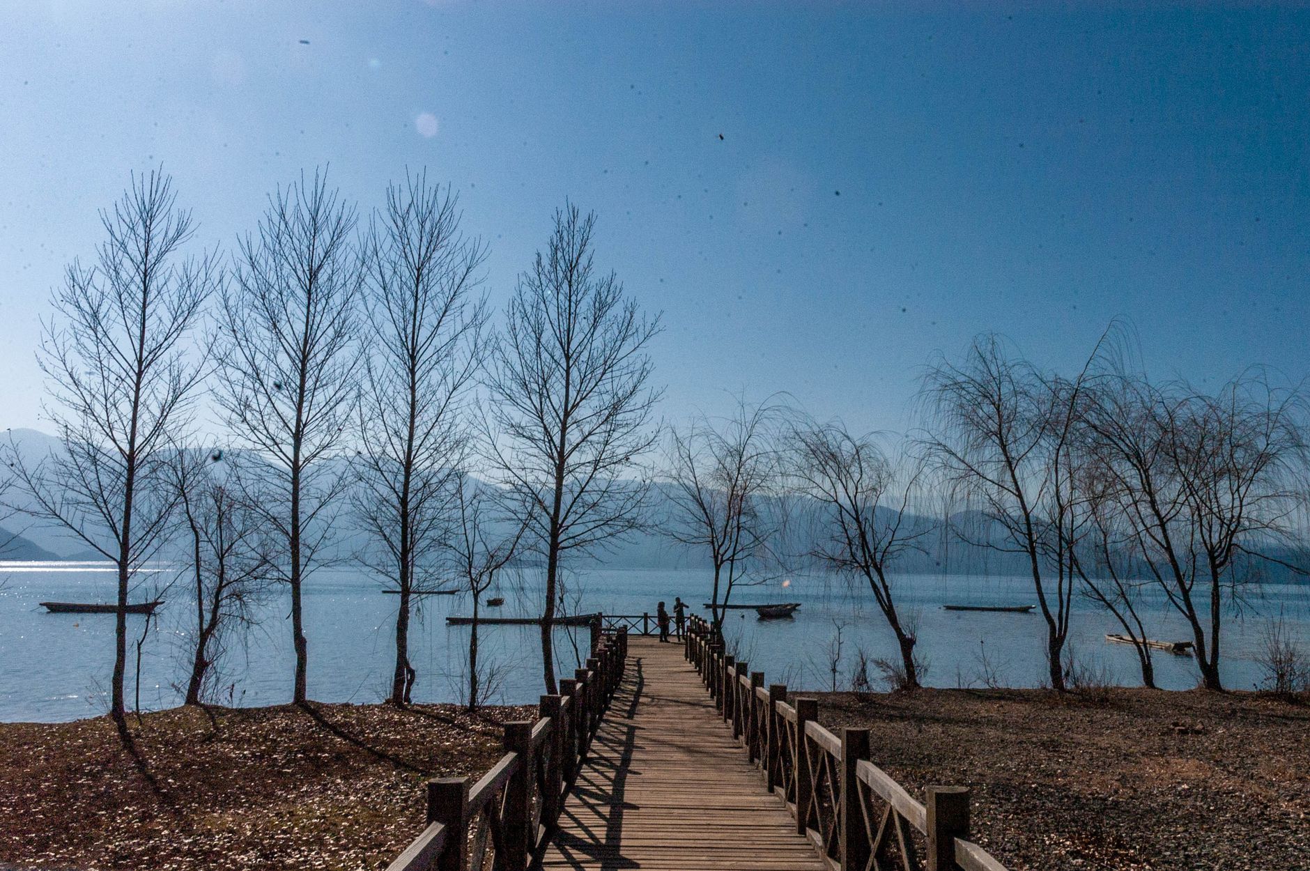Orilla tranquila y embarcadero del lago Lugu