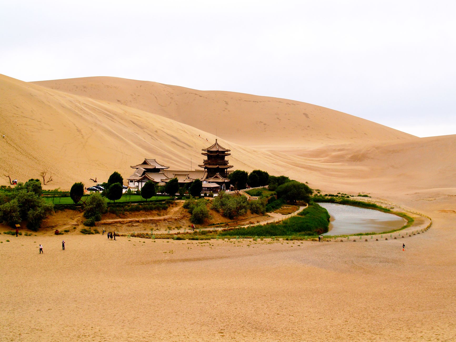 El Lago Creciente curvándose bajo las dunas de Mingsha en Dunhuang