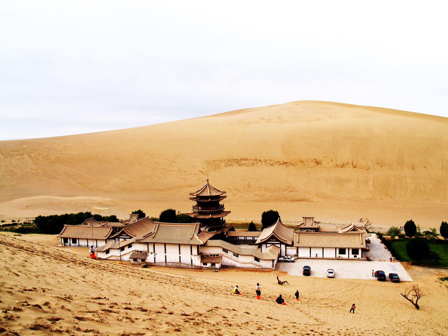 Pabellón y templo del oasis al pie de las dunas