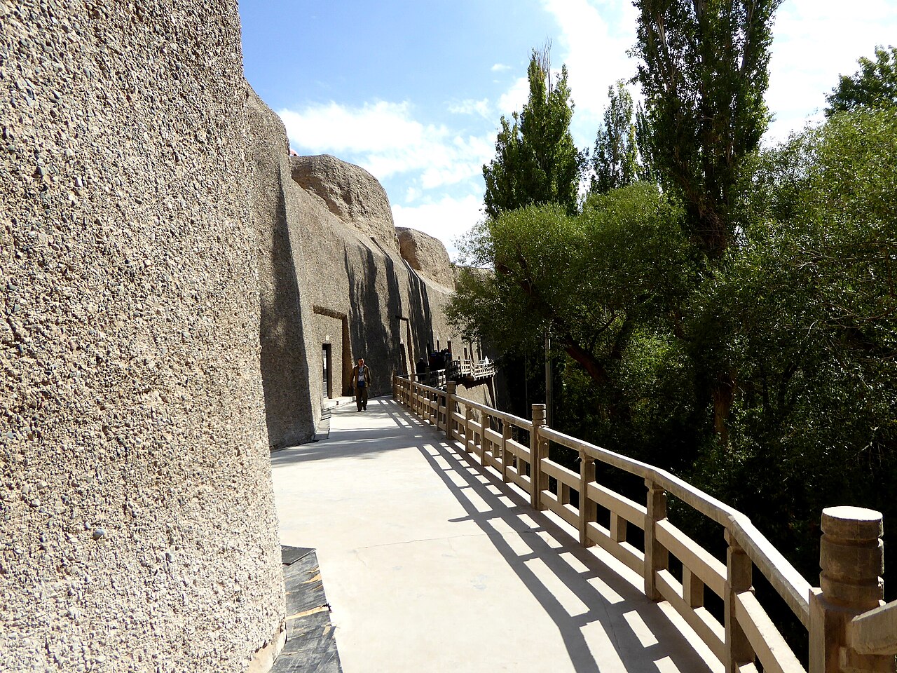 El acantilado de las Grutas de los Mil Budas del Oeste sobre el rio Dang