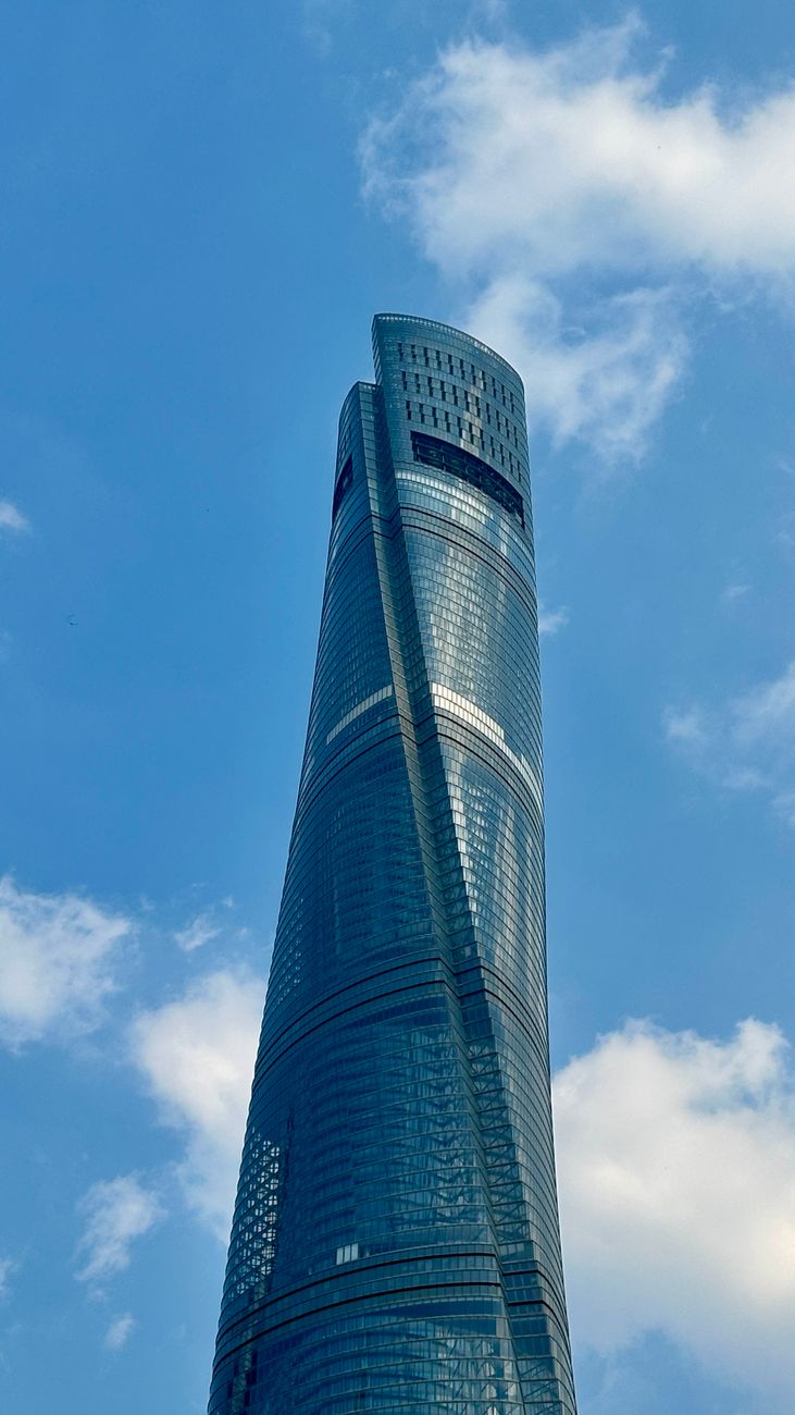 La forma retorcida de la Torre de Shanghái contra el cielo