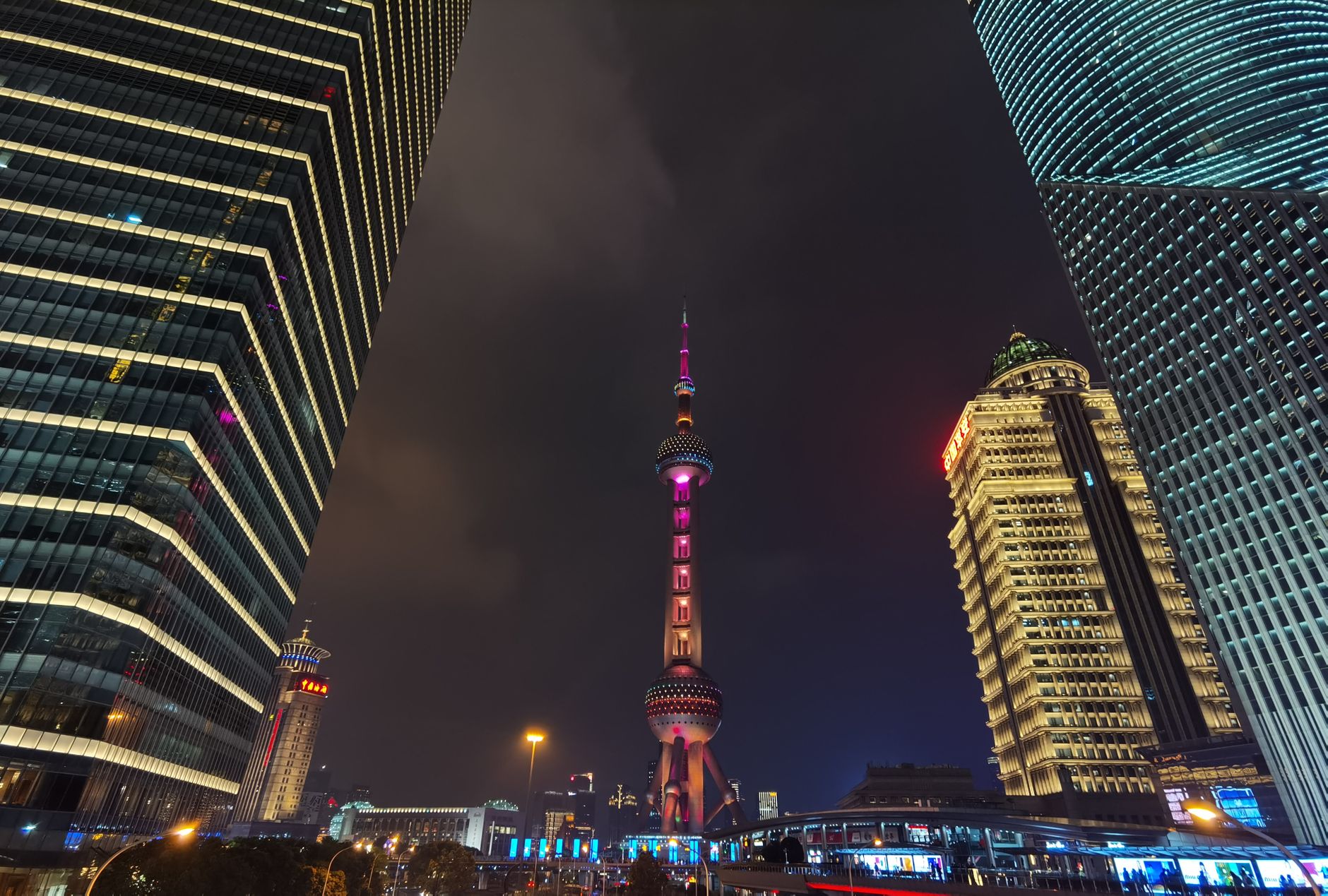 Vista nocturna del horizonte de Shanghái con la torre