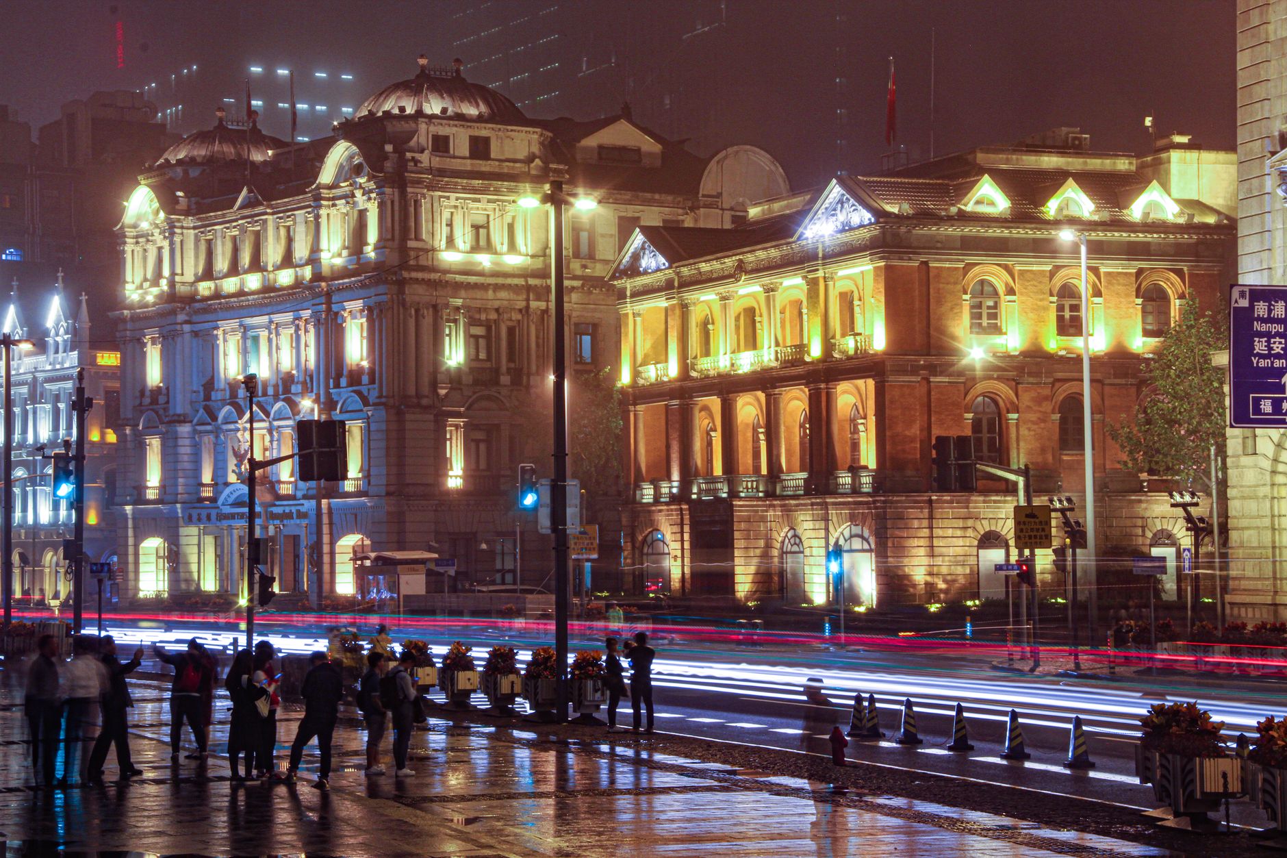 Edificios históricos iluminados de noche en la calle