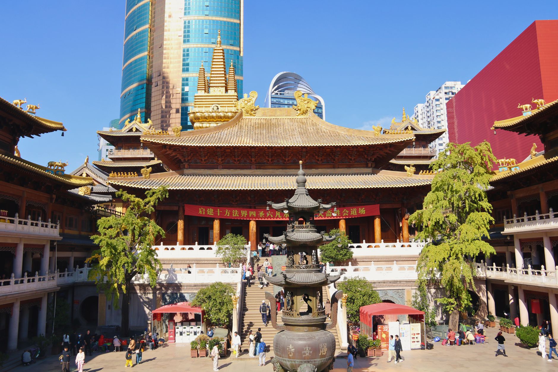 Sala dorada del Templo Jing'an bajo los rascacielos