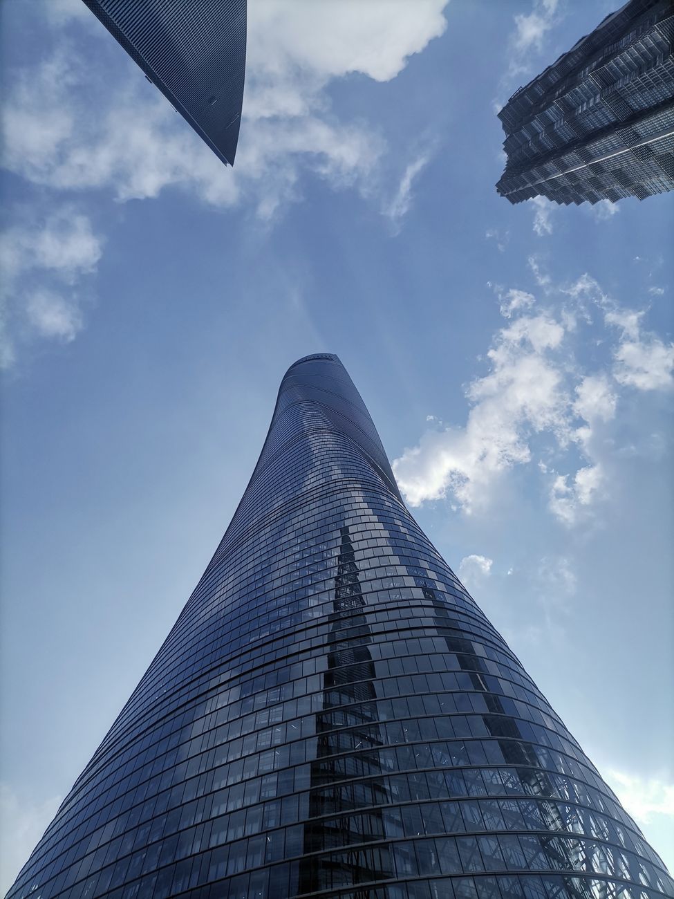 Vista en contrapicado de la torre entre los rascacielos de Lujiazui