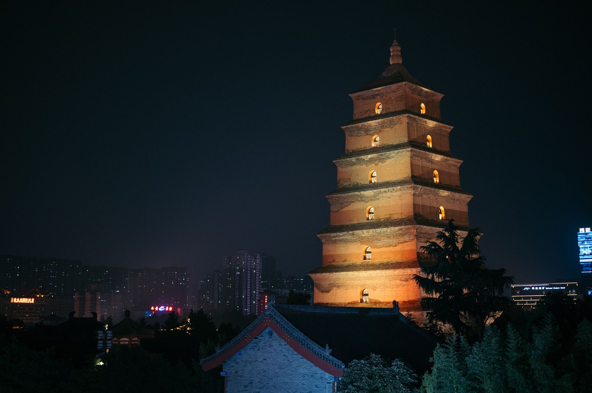 La Gran Pagoda del Ganso Salvaje a la hora dorada sobre los jardines del templo
