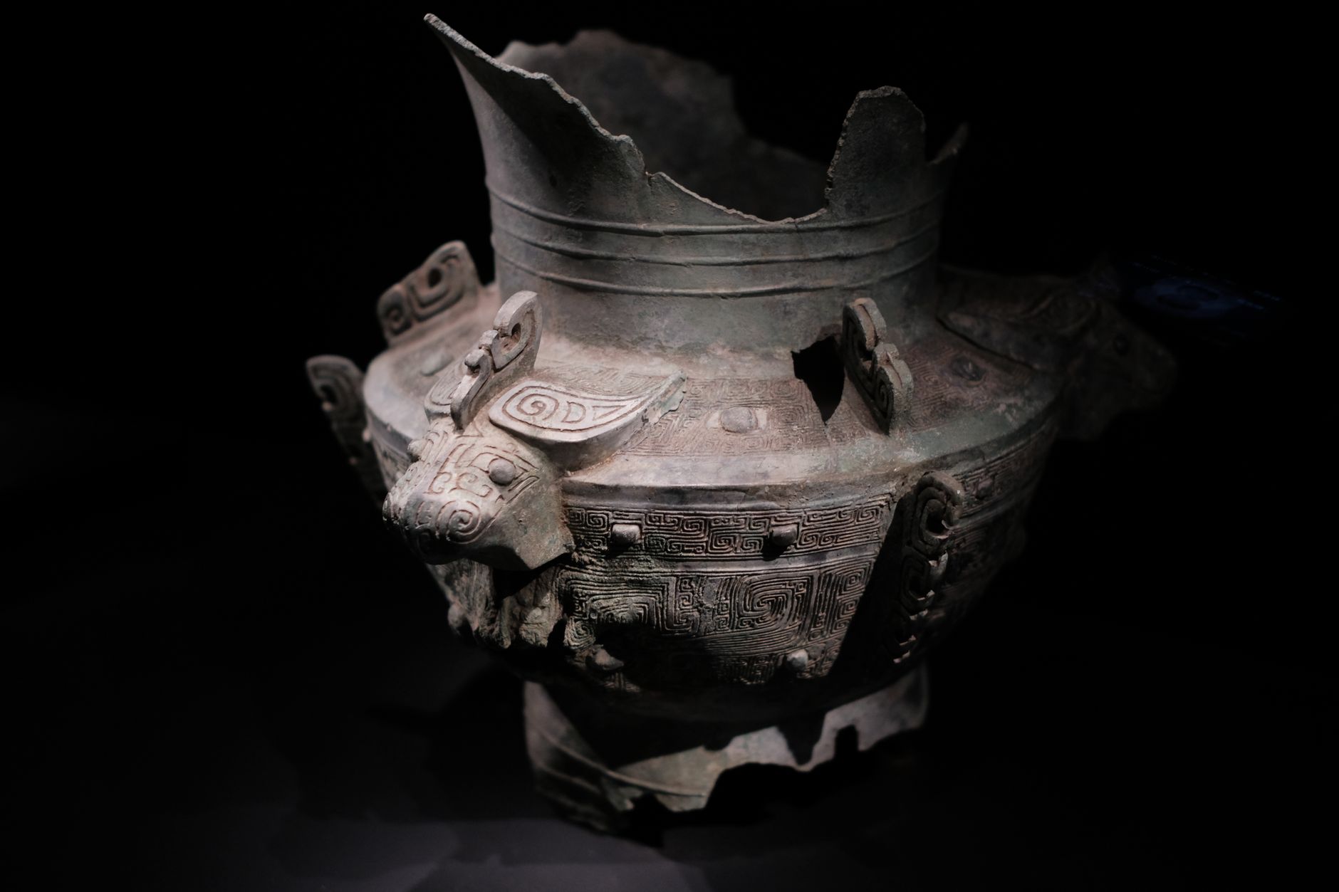 Artesanía china antigua en bronce como la que se exhibe en las galerías