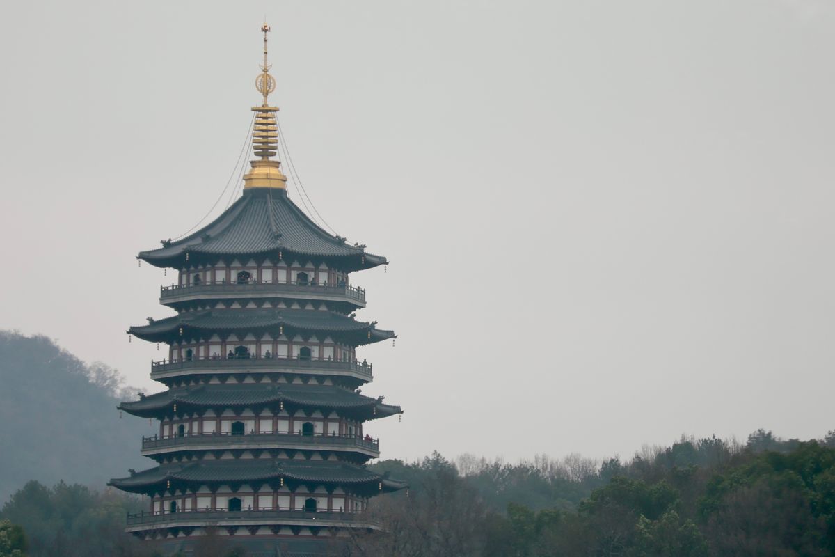 La pagoda Leifeng vista a través del Lago del Oeste en otoño