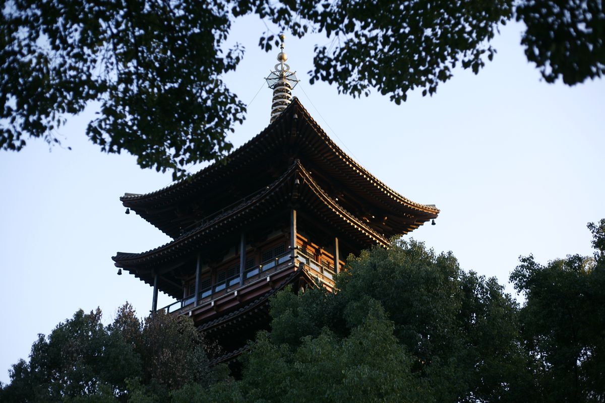 La pagoda de las Seis Armonias con sus multiples aleros decorada con faroles