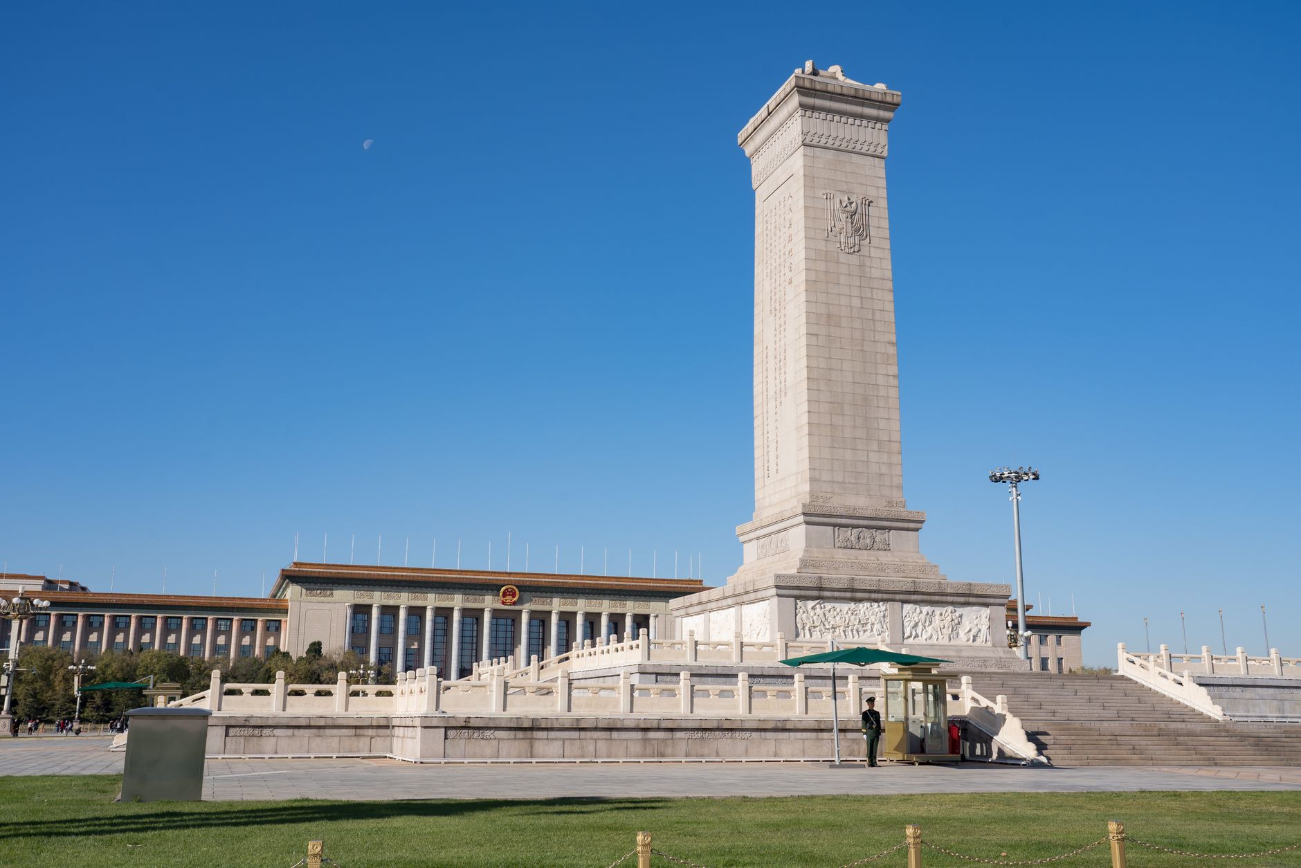 El Monumento a los Héroes del Pueblo con el Gran Salón del Pueblo al fondo