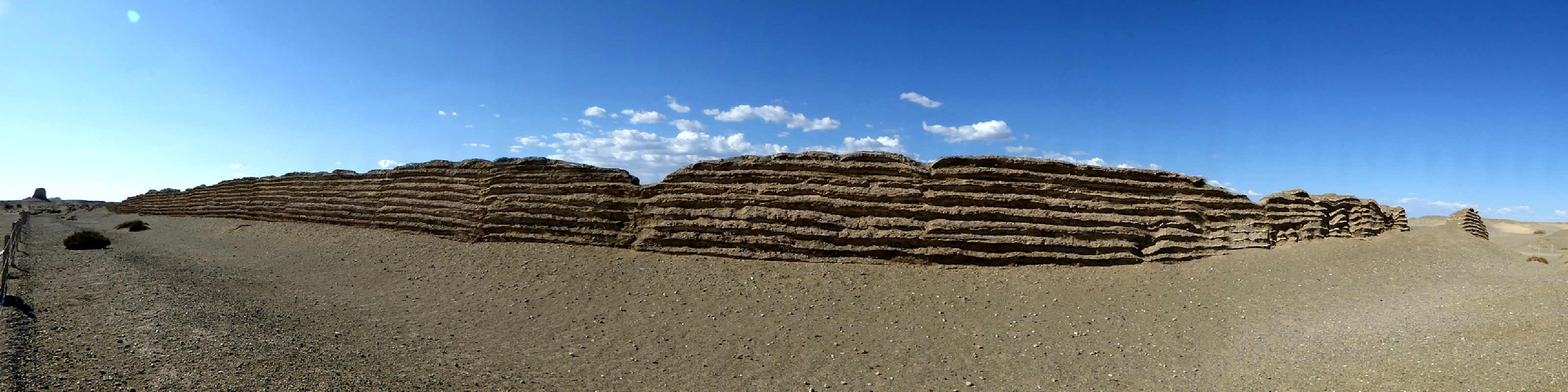 Capas de tierra apisonada y caña de la Gran Muralla Han bajo el cielo del Gobi