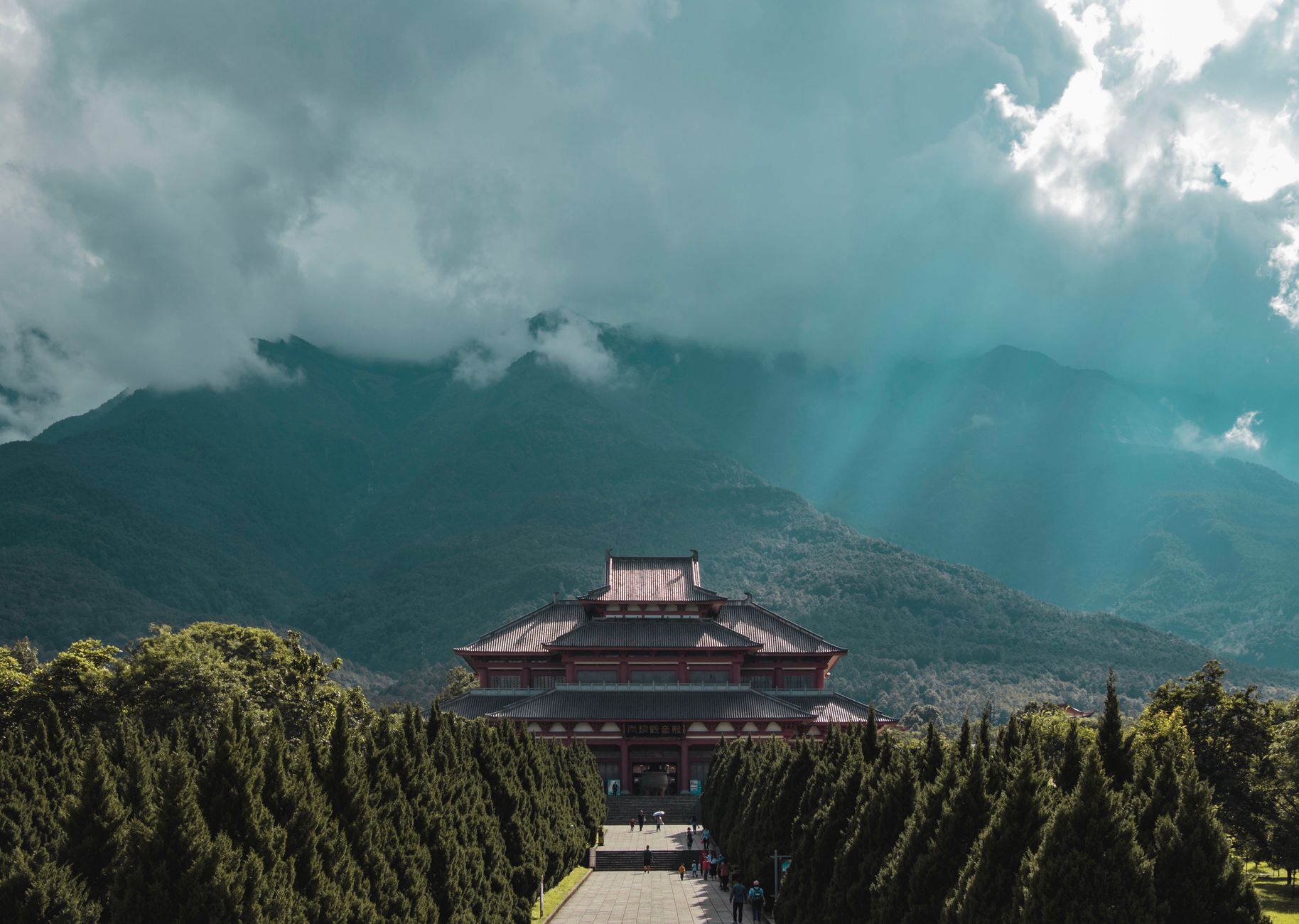 Un templo bajo montañas verdes y neblinosas cerca de Chengdu
