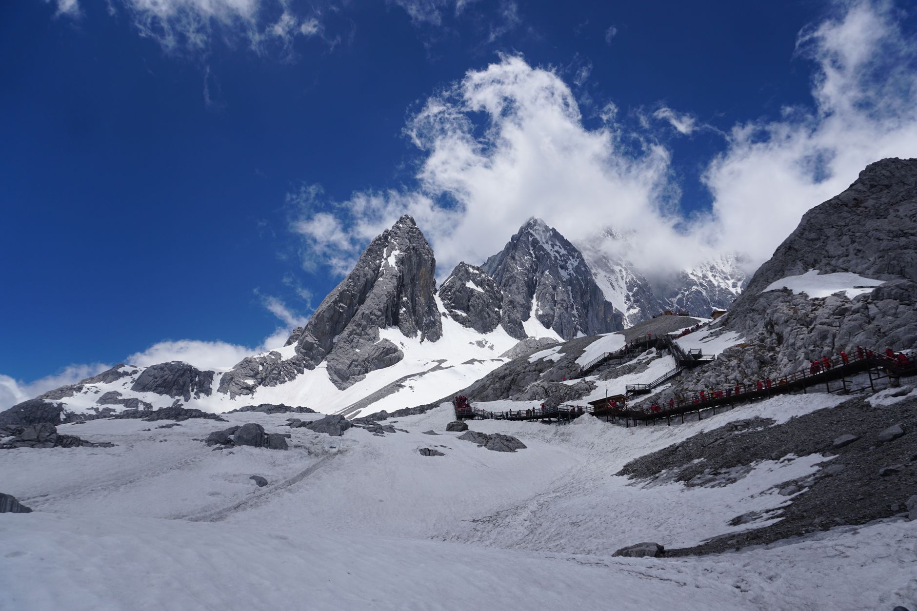 Los escarpados picos nevados de la Montaña del Dragón de Jade sobre la pasarela del parque glaciar