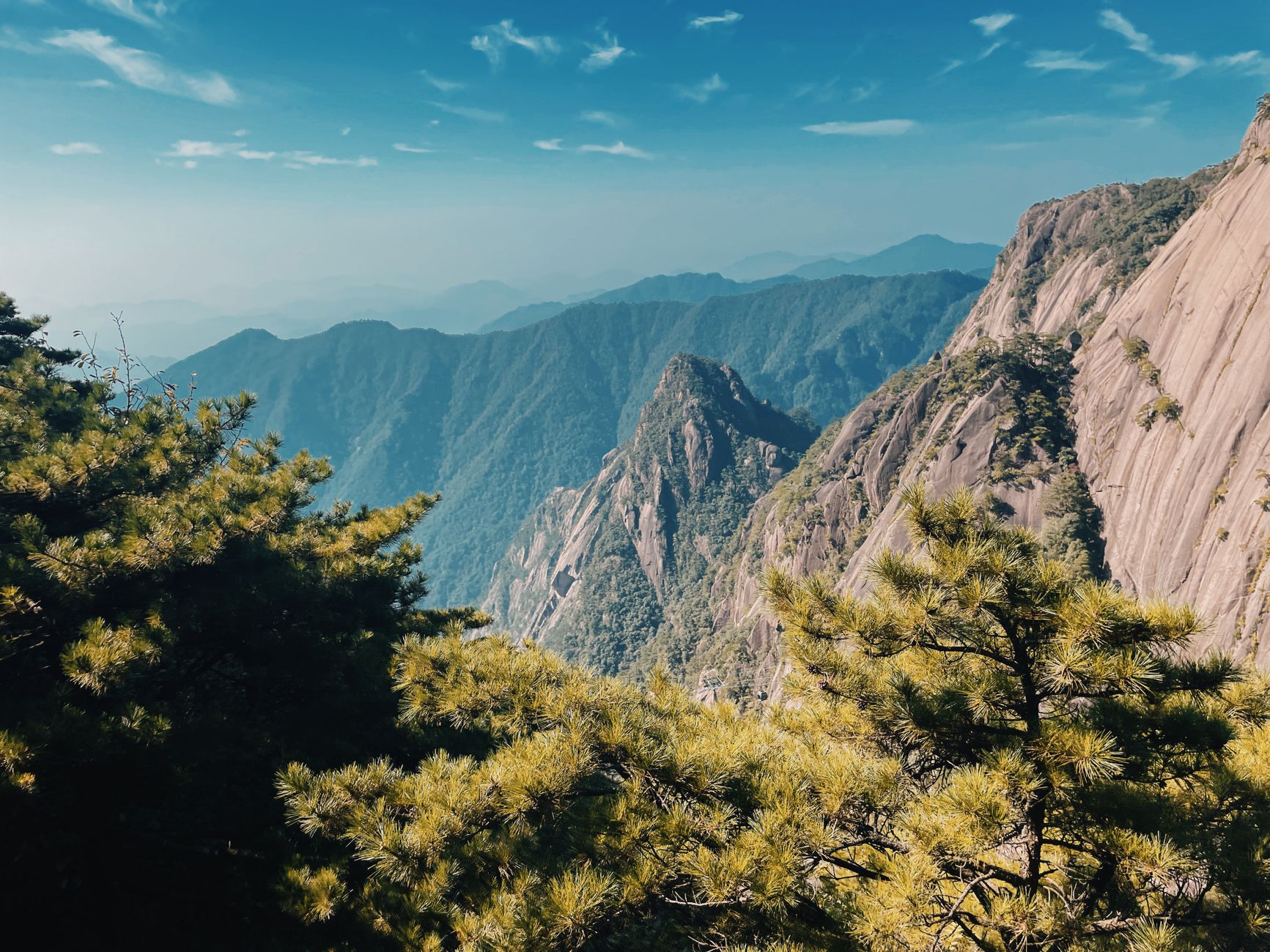Huangshan 2-Day Itinerary: The Yellow Mountains, Cloud Sea & Hongcun Village