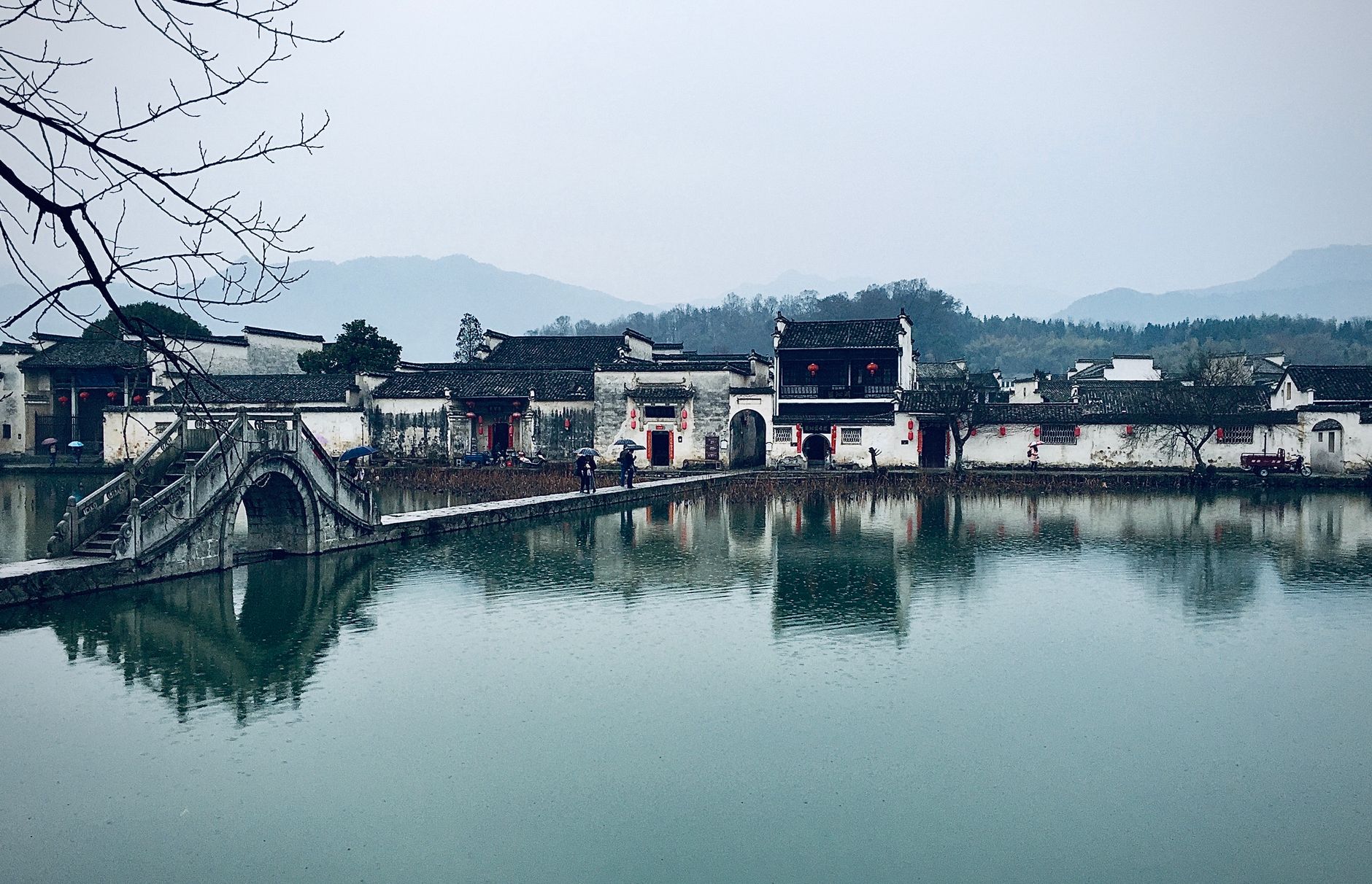 El Estanque de la Luna reflejando las casas de muros blancos de Huizhou en Hongcun