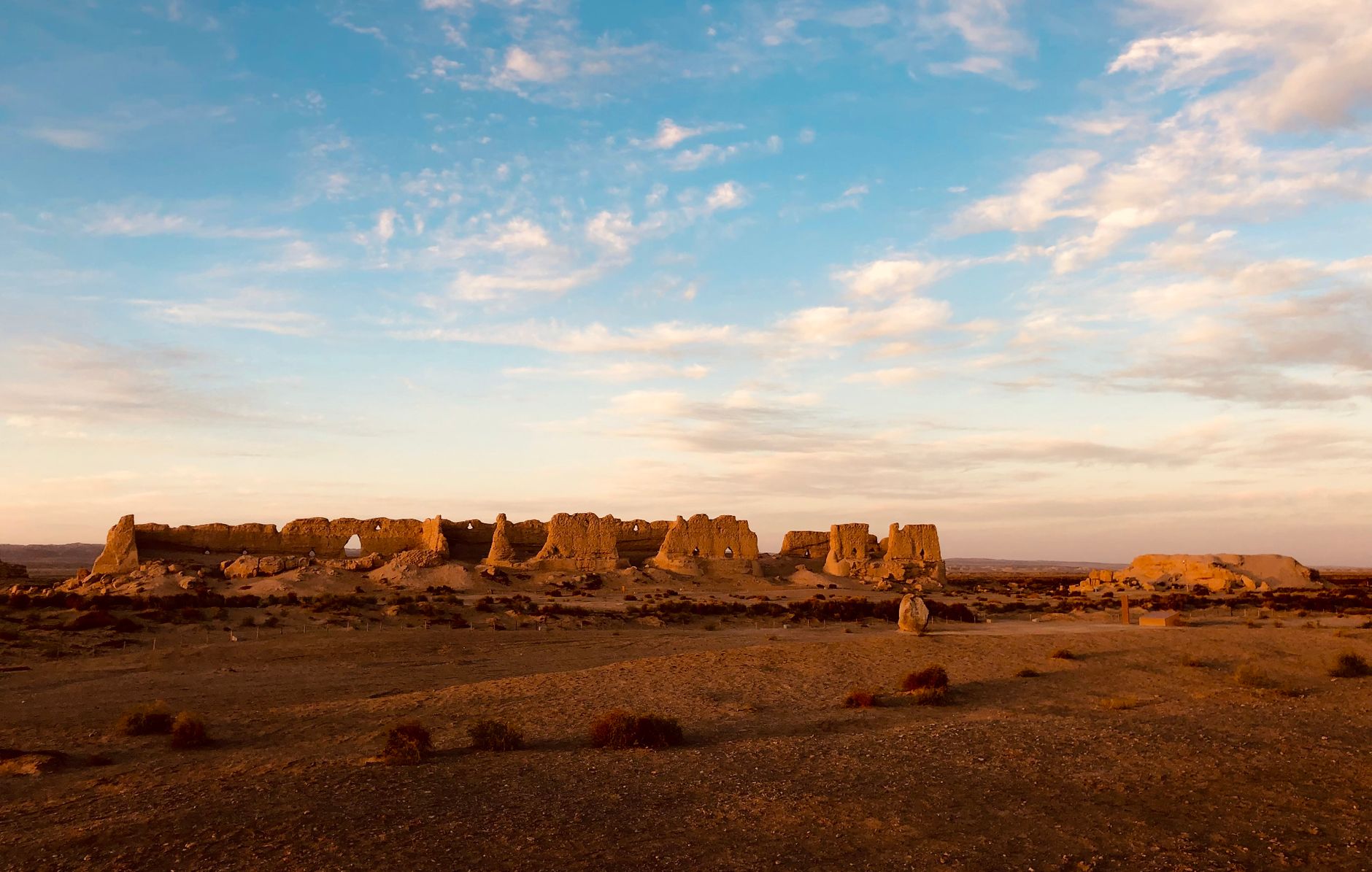 Ruinas de una antigua fortaleza de la Ruta de la Seda en el Gobi a la hora dorada