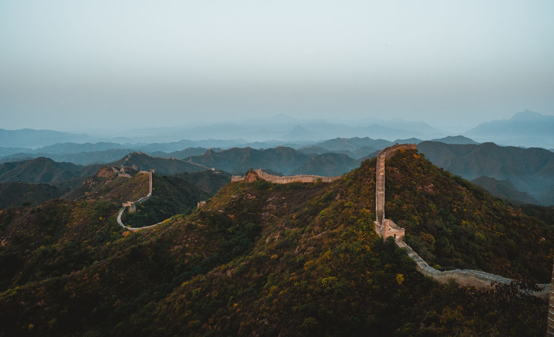 La Gran Muralla China serpenteando sobre las crestas boscosas cerca de Pekín