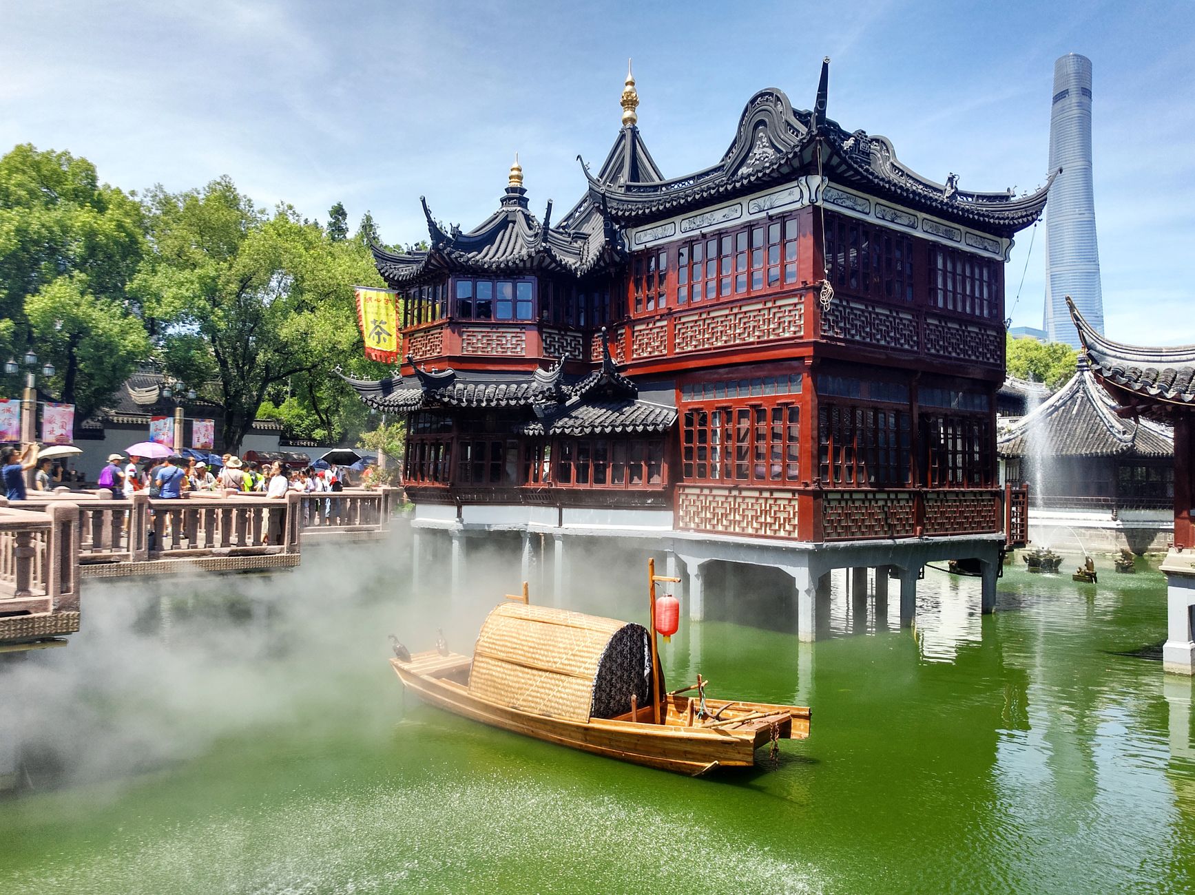 Los pabellones clásicos y el estanque del Jardín Yu en Shanghái