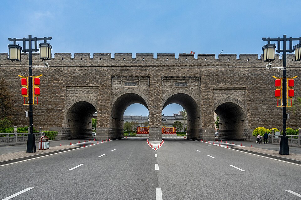 Una gran puerta de la restaurada Muralla Antigua de Datong