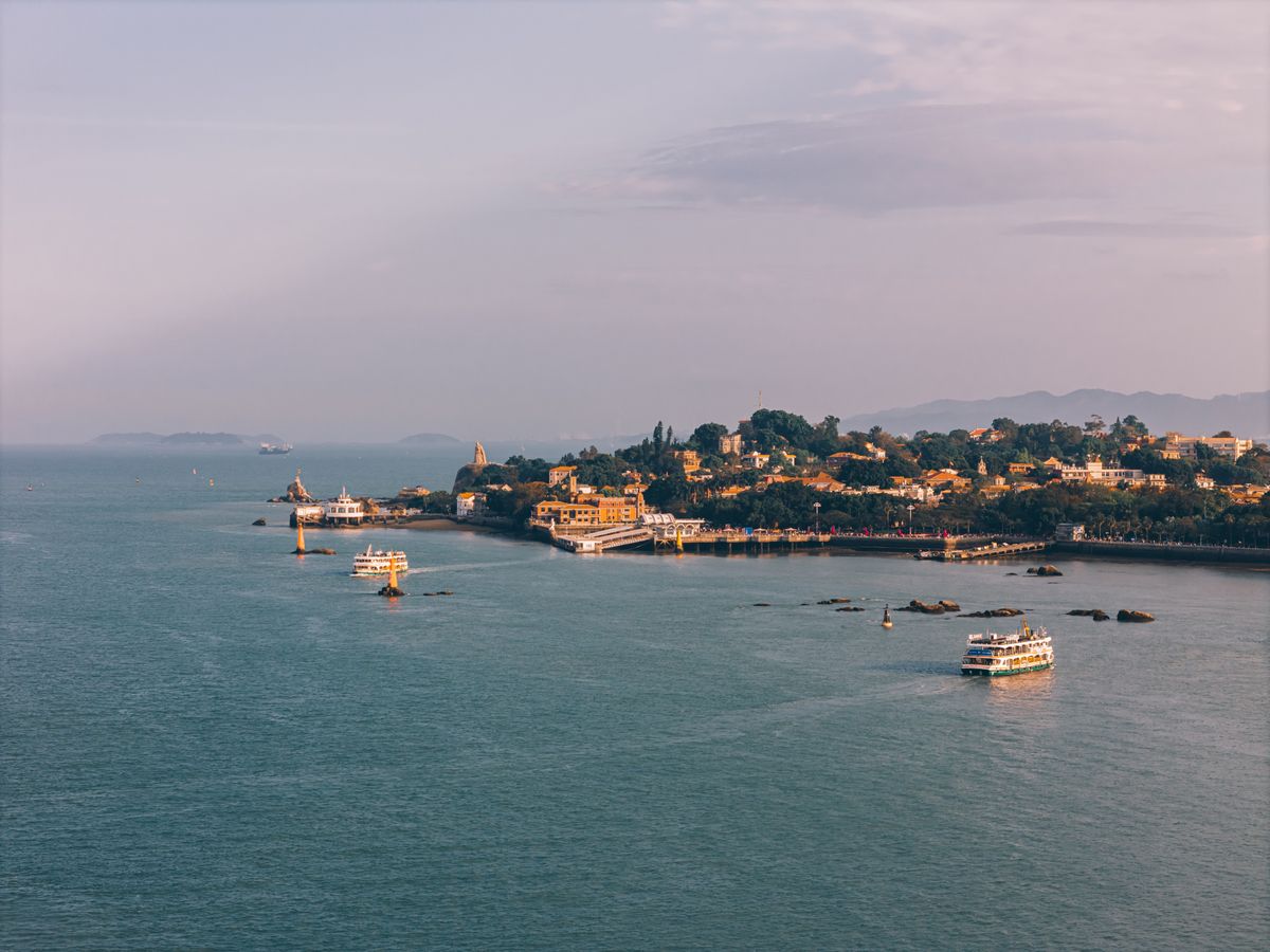 La costa de Gulangyu y los ferries que la cruzan