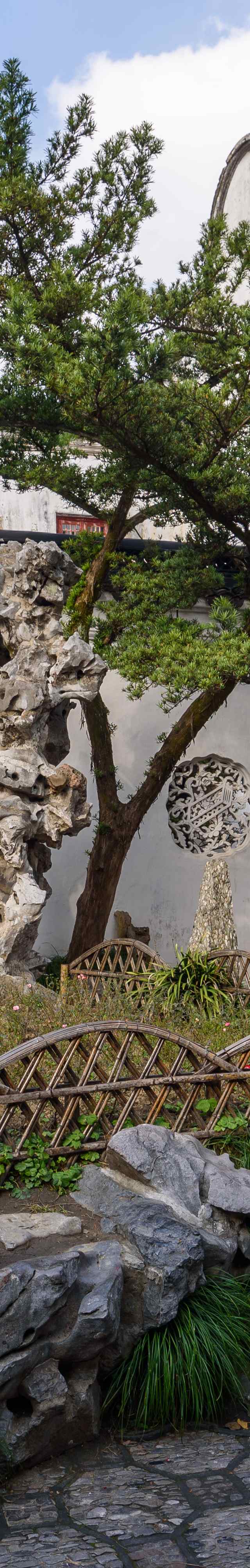 Rocalla del lago Tai y puente de piedra en el Jardín del Bosque de Leones