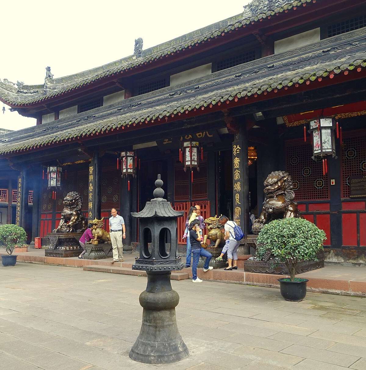 Patio con incensario de bronce y leones guardianes