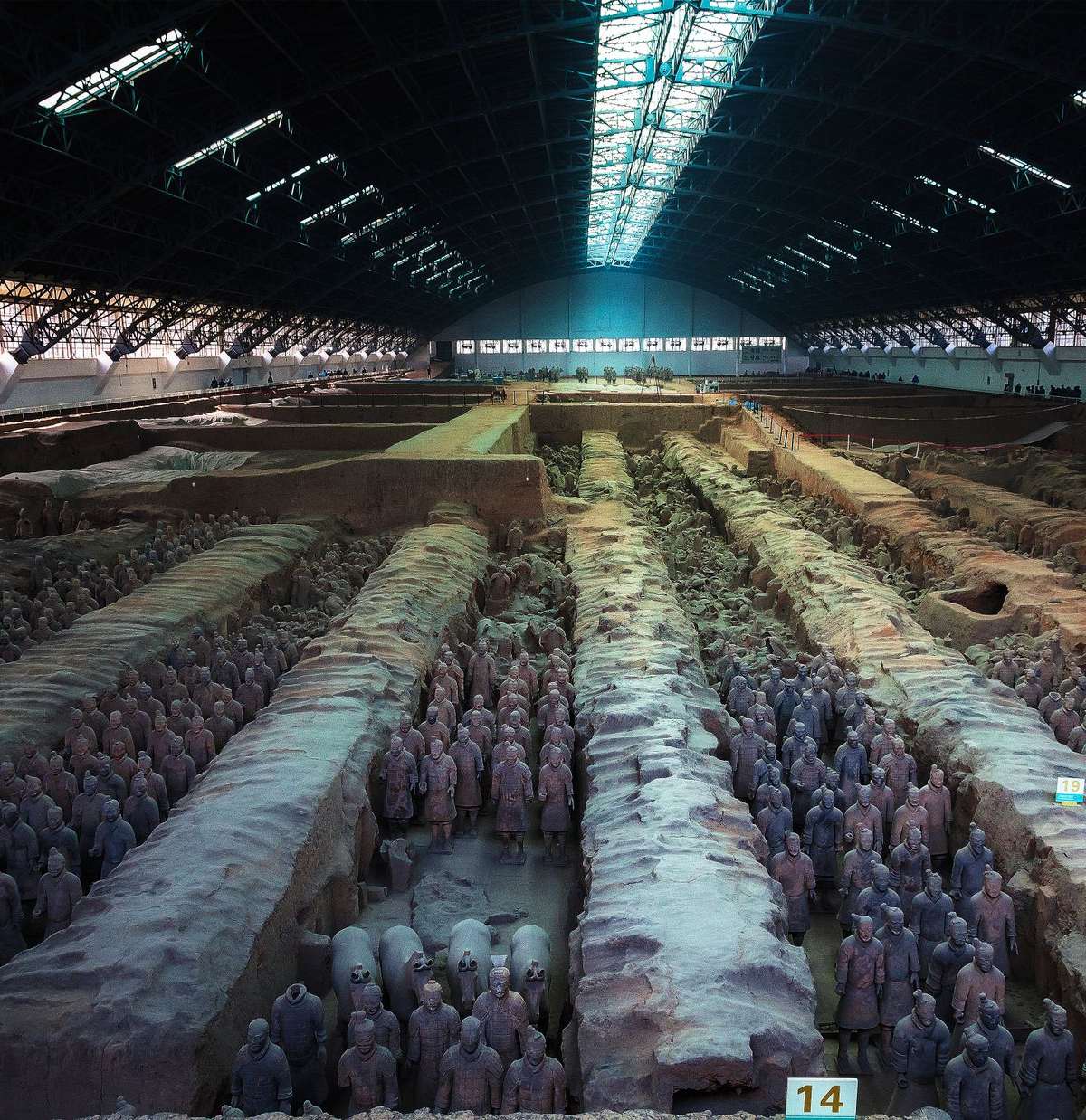 Filas de guerreros de tamaño real del Ejército de Terracota en los fosos de Xi'an